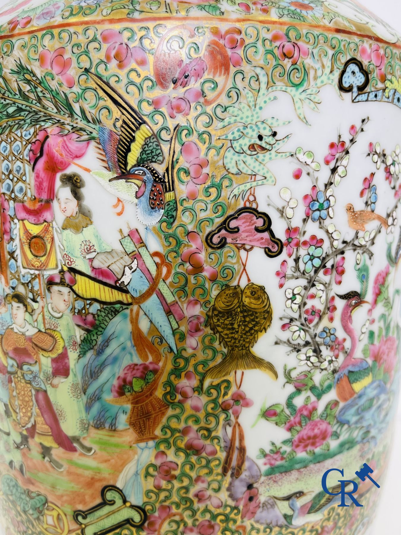 Porcelaine chinoise: Un vase chinois canton famille rose.