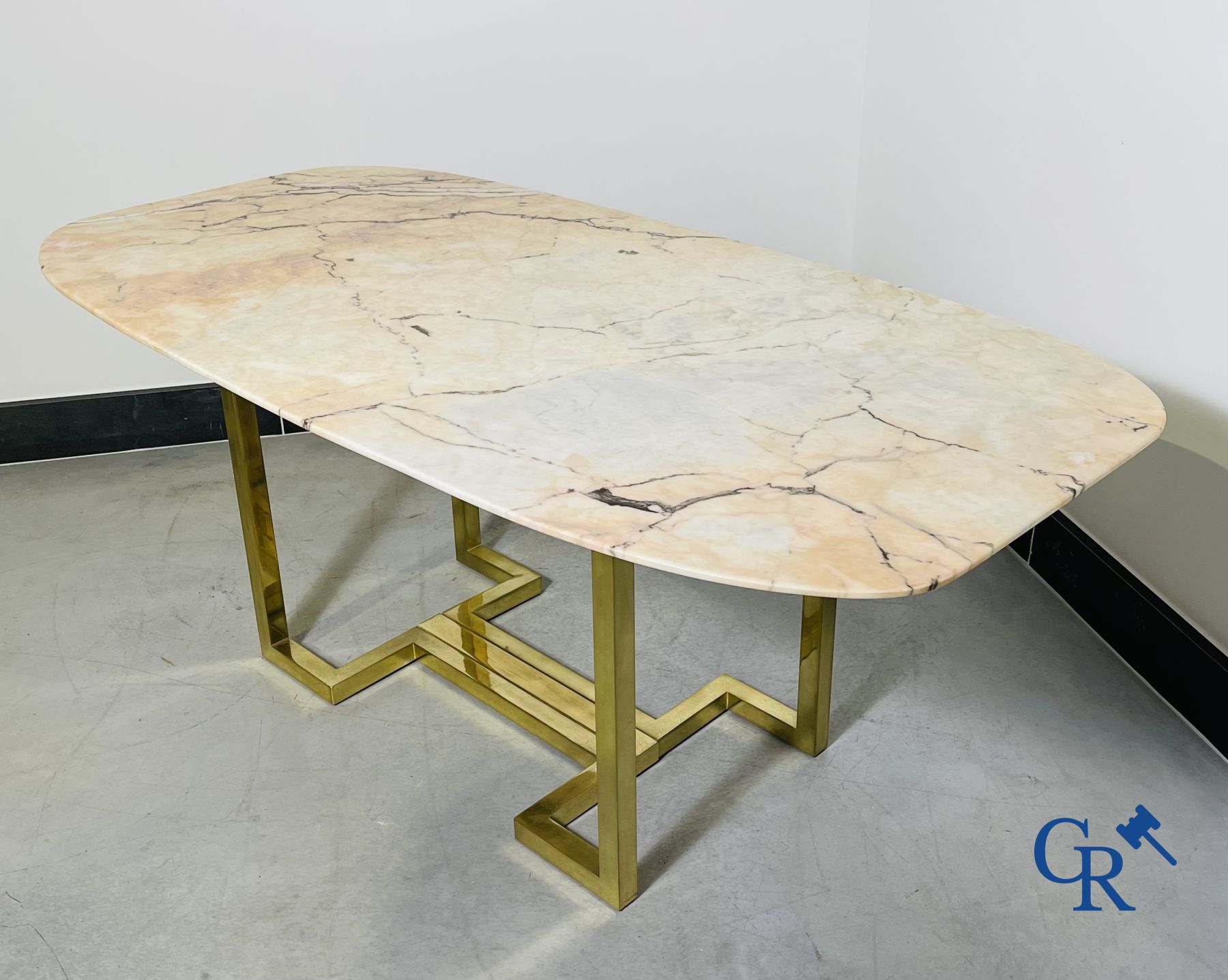 Belgo Chrome : Belle grande table avec un plateau en marbre. Période 1980.