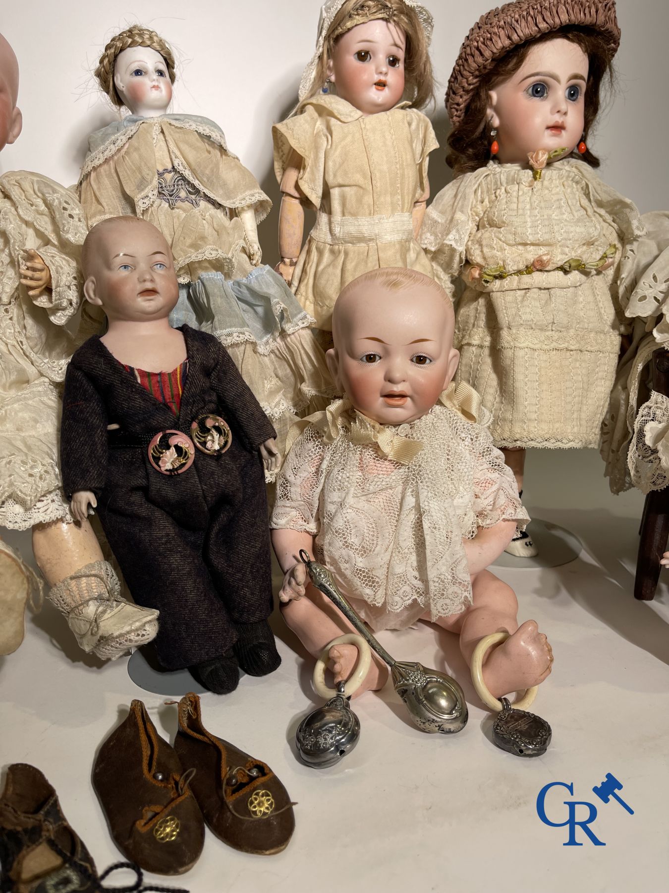Jouets: poupées anciennes: Belle ensemble de poupées, tête porcelaine et objets de vitrine en argent.