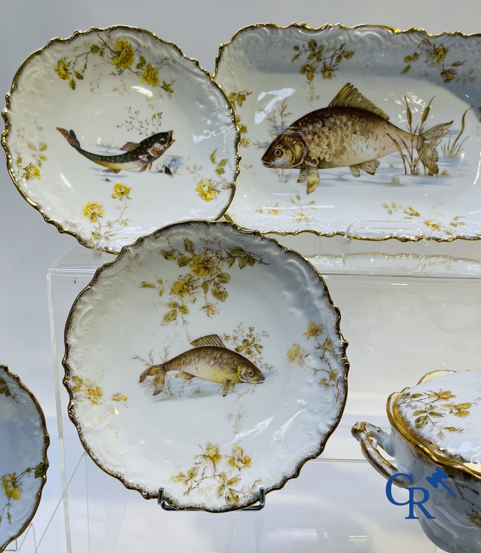 Extraordinaire service de table en porcelaine de Bruxelles à décor de poissons d'eau douce.