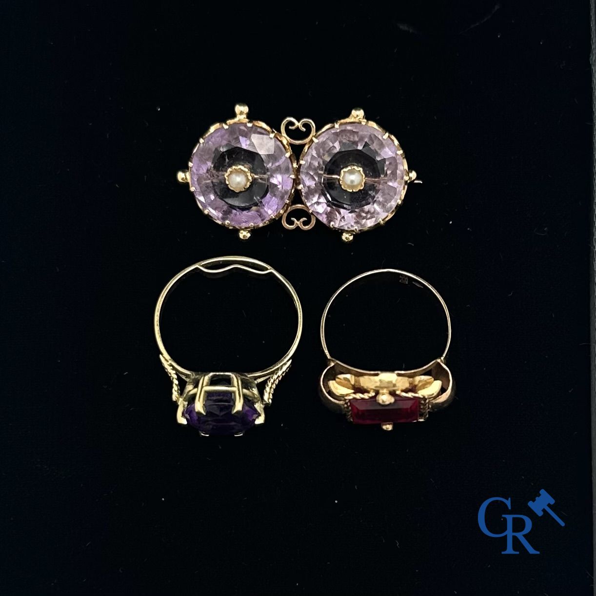 Jewels: Lot of 2 rings in gold 18K and a brooch in gold 18K.