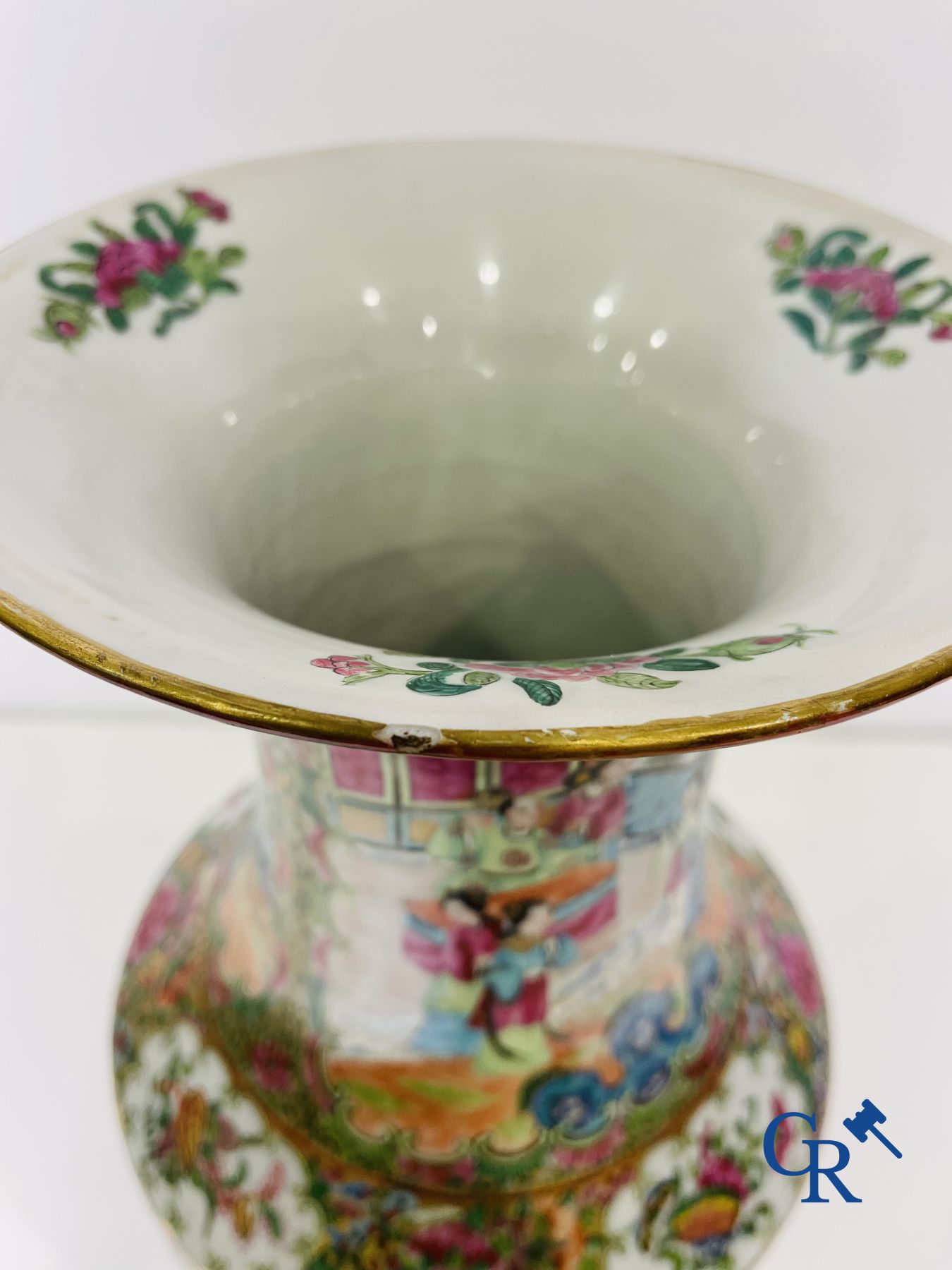 Porcelaine chinoise: Un vase chinois canton famille rose.
