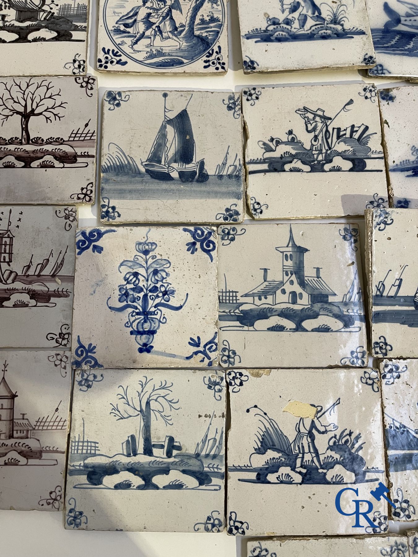 Une grande collection de divers carreaux de Delft. XVIIe-XVIIIe siècle.