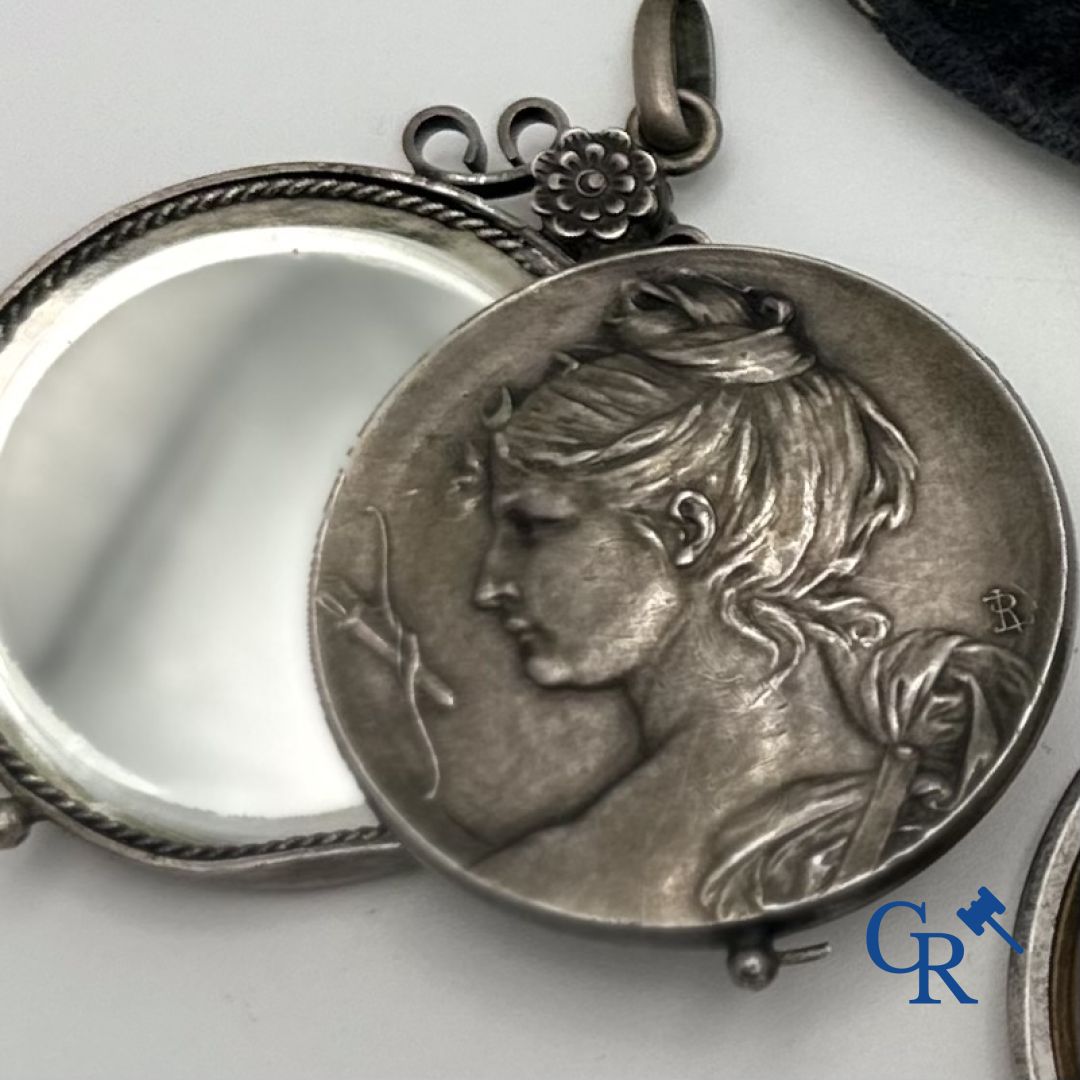 Jewellery/Display case objects: Lot consisting of a miniature painting, 2 pendants and a box