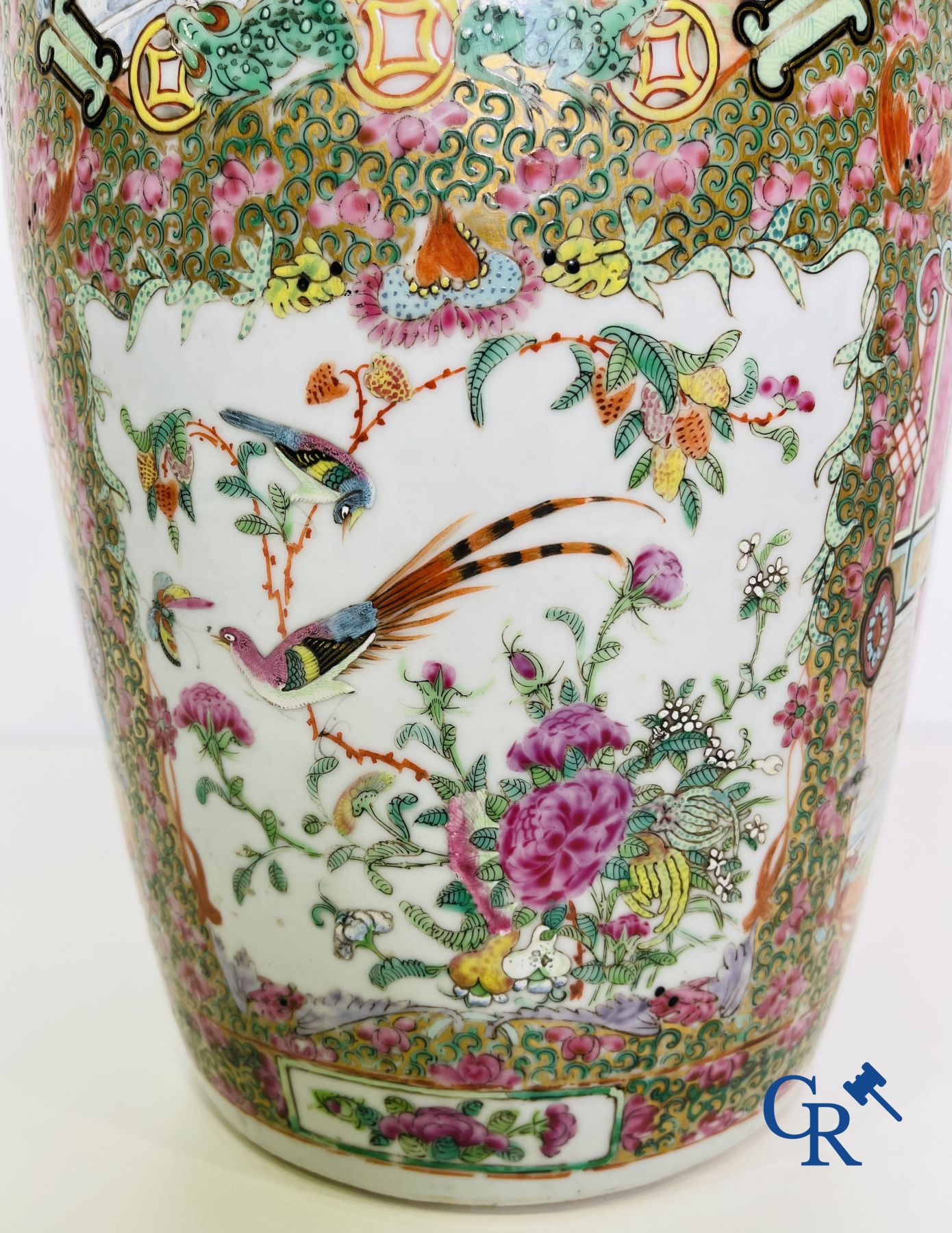 Porcelaine chinoise: Un vase chinois canton famille rose.