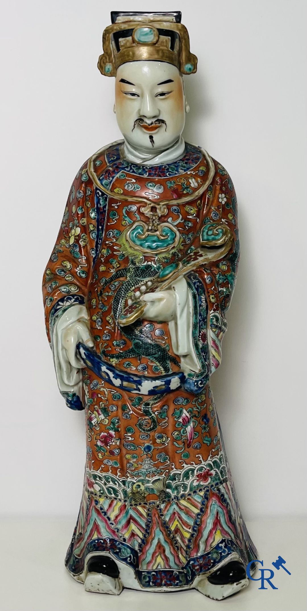 Art Asiatique: Un grand sage chinois en porcelaine. Marquée.