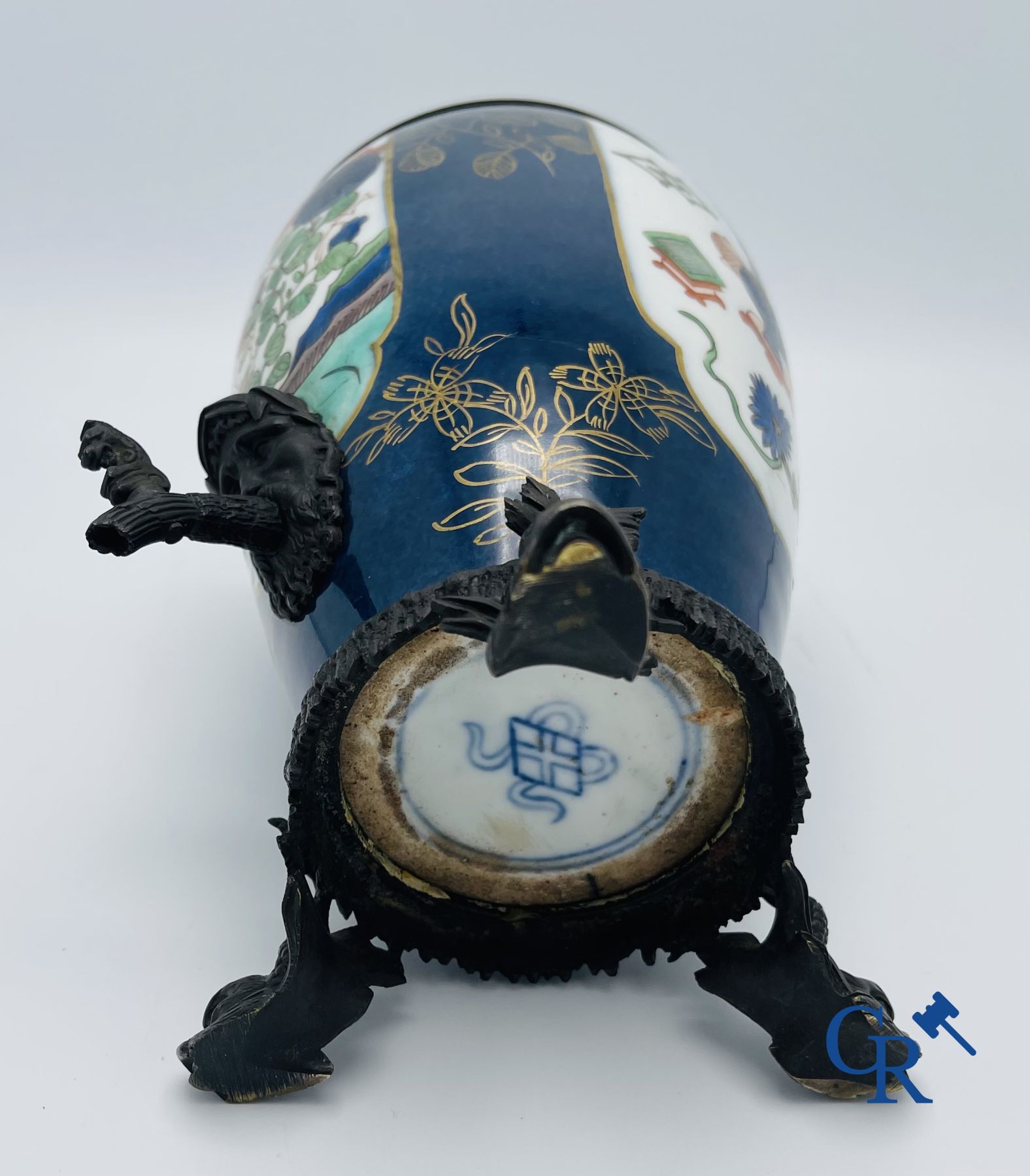 Une fontaine de table en porcelaine avec des montures en bronze.