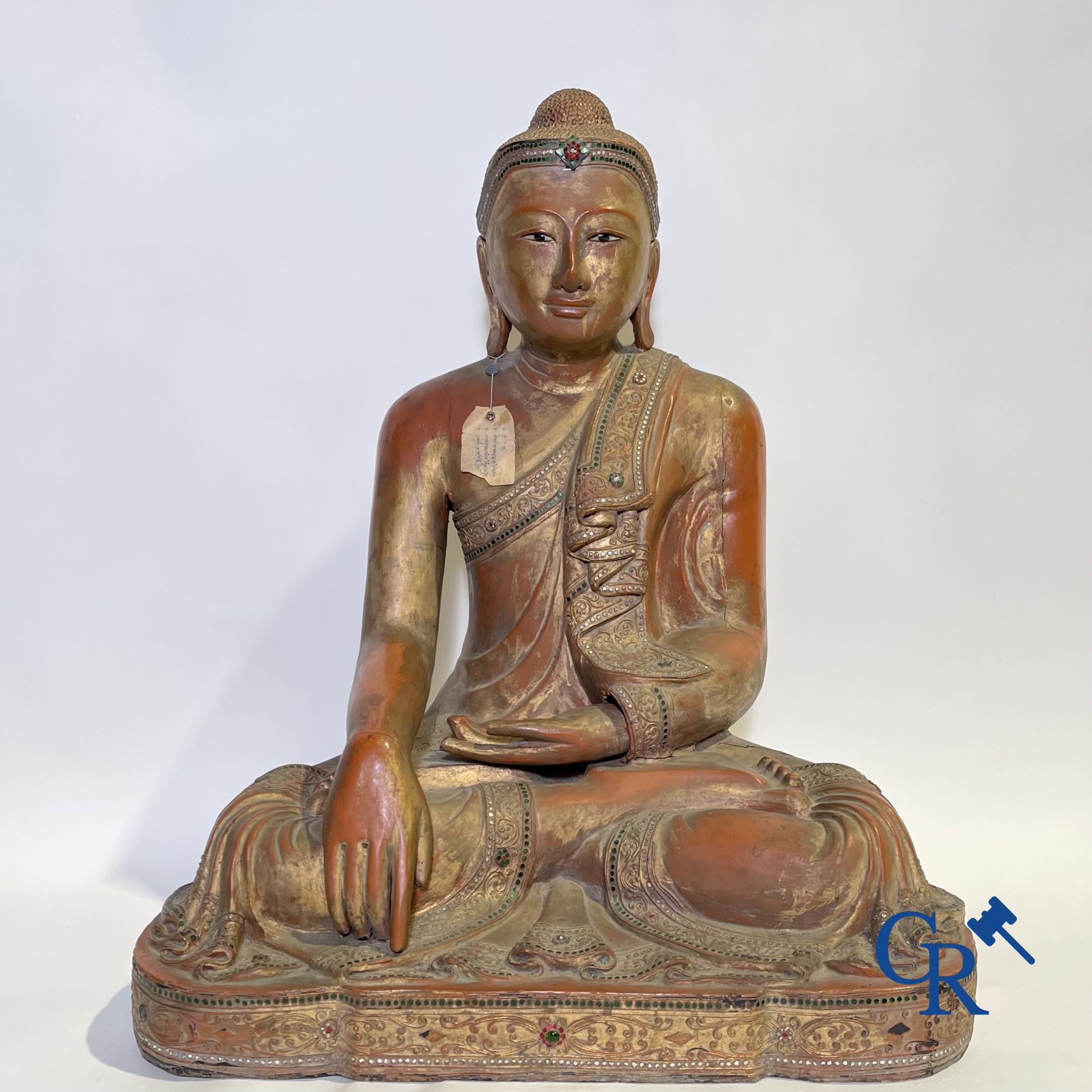 Imposante Bouddha en bois laqué. Birmanie, 19ème siècle.