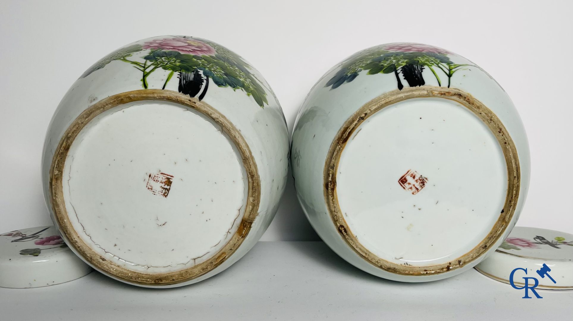 Porcelaine Chinoise: Un vase à couvercle bleu et blanc et une paire de pots à gingembre.