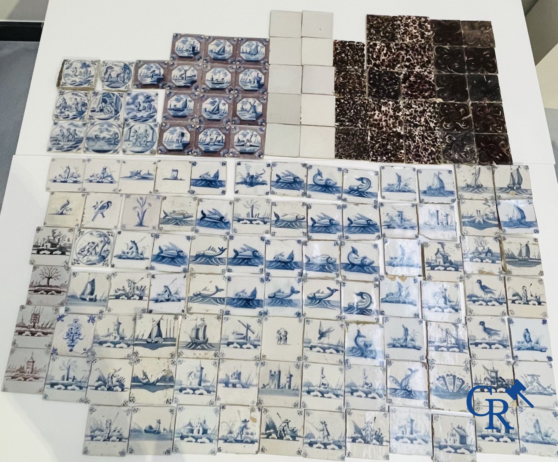 Une grande collection de divers carreaux de Delft. XVIIe-XVIIIe siècle.