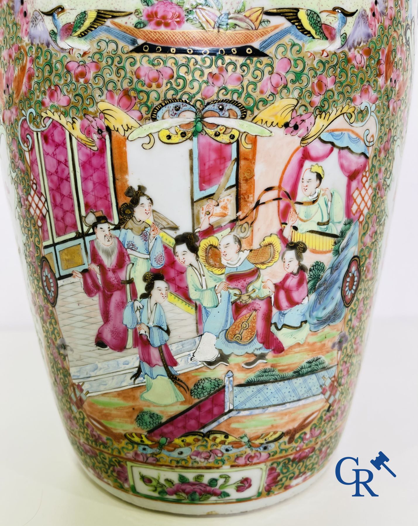Porcelaine chinoise: Un vase chinois canton famille rose.