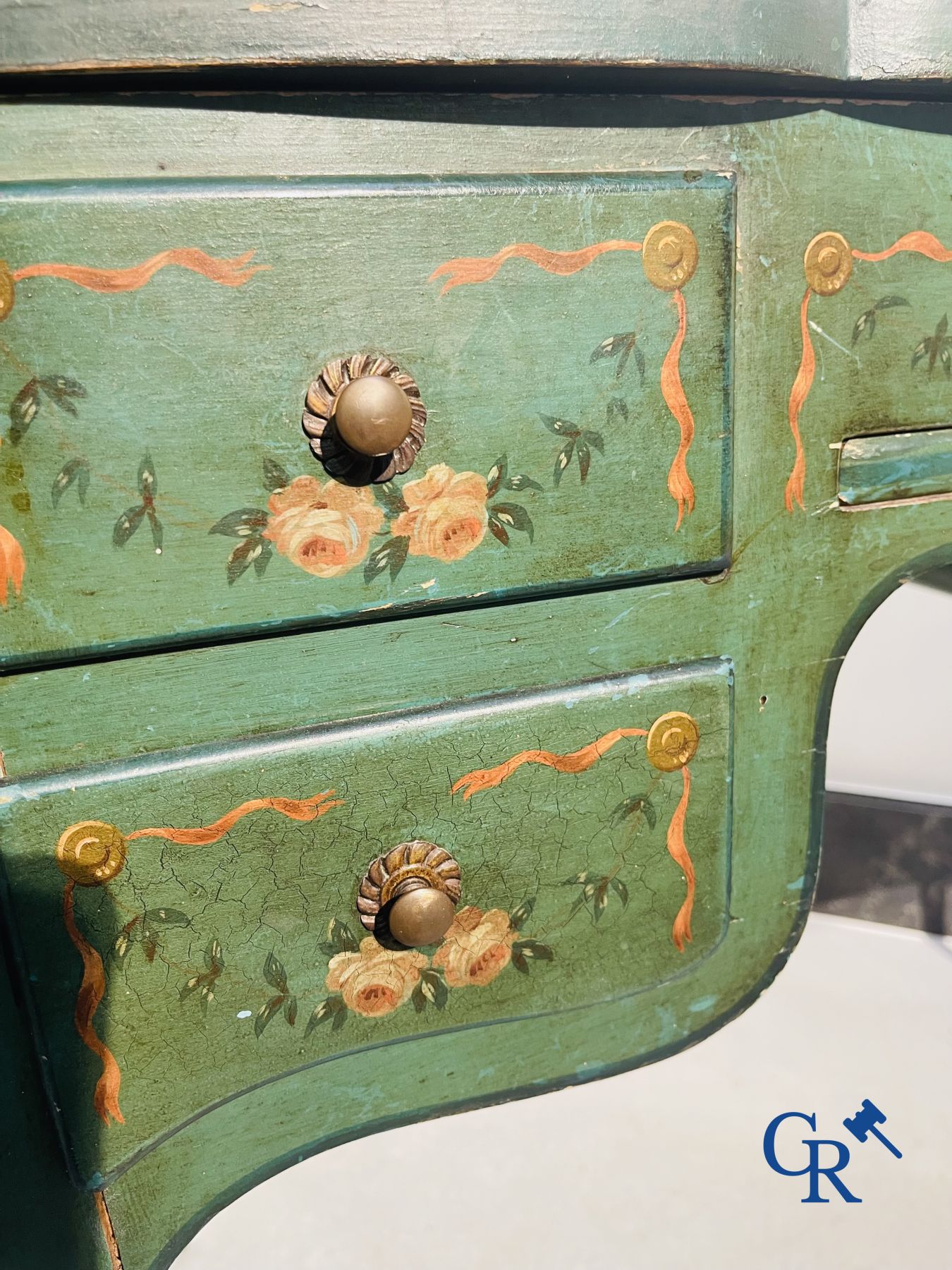 Coiffeuse de dame peinte de scènes galantes, on y joint un fauteuil en cabriolet lacqué d'époque transition Louis XV - Louis XVI.