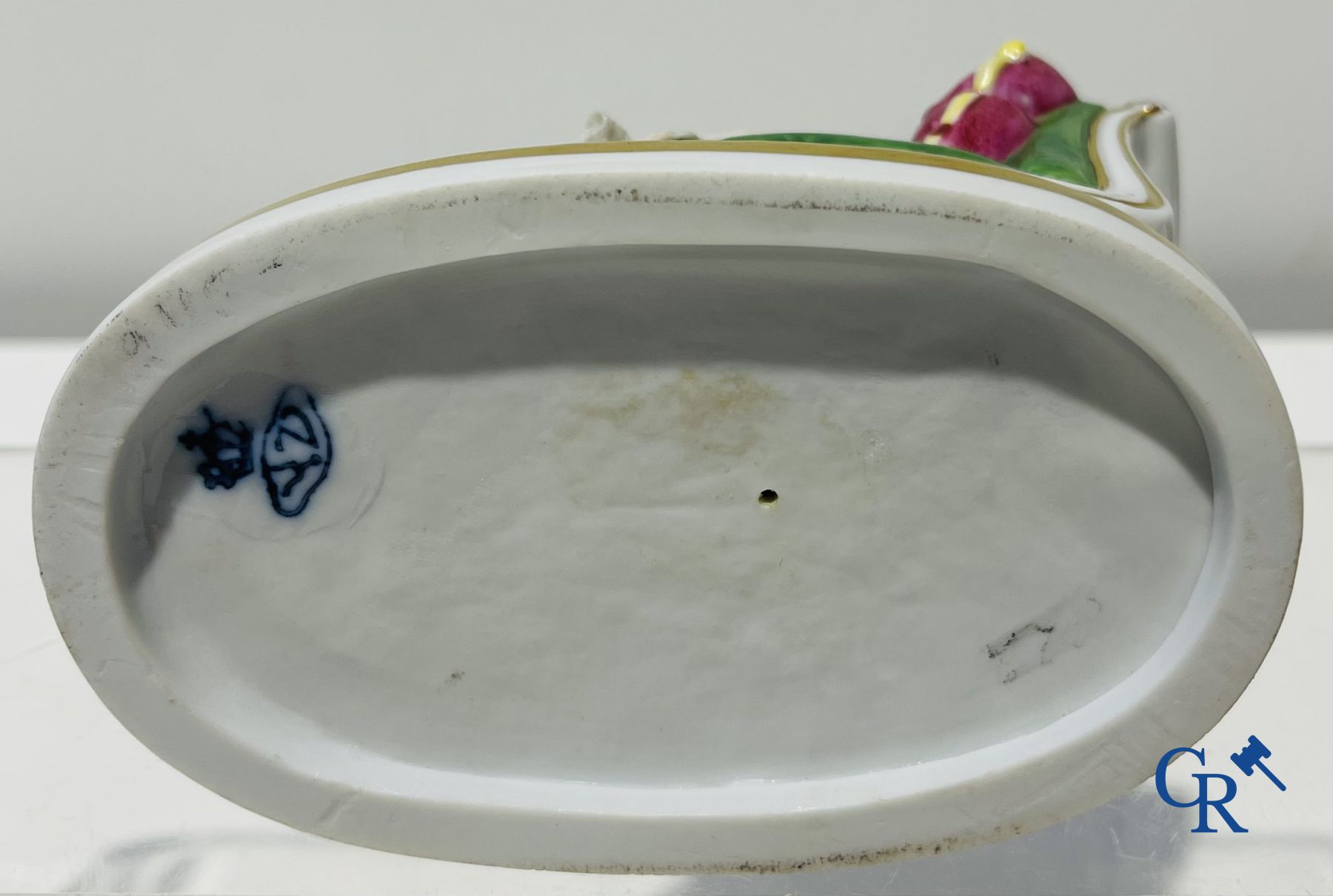 Porcelaine: Dans le gout de Volkstedt Rudolstadt. 2 figurines en porcelaine en dentelle, "lace porcelain".