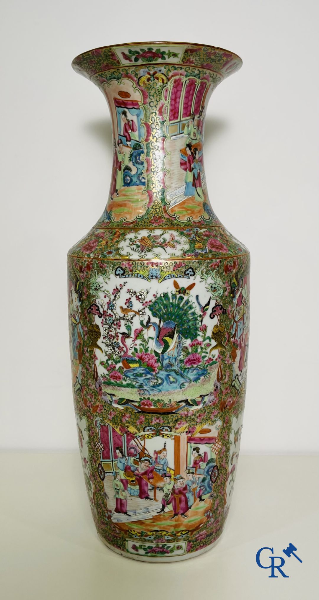 Porcelaine chinoise: Un vase chinois canton famille rose.