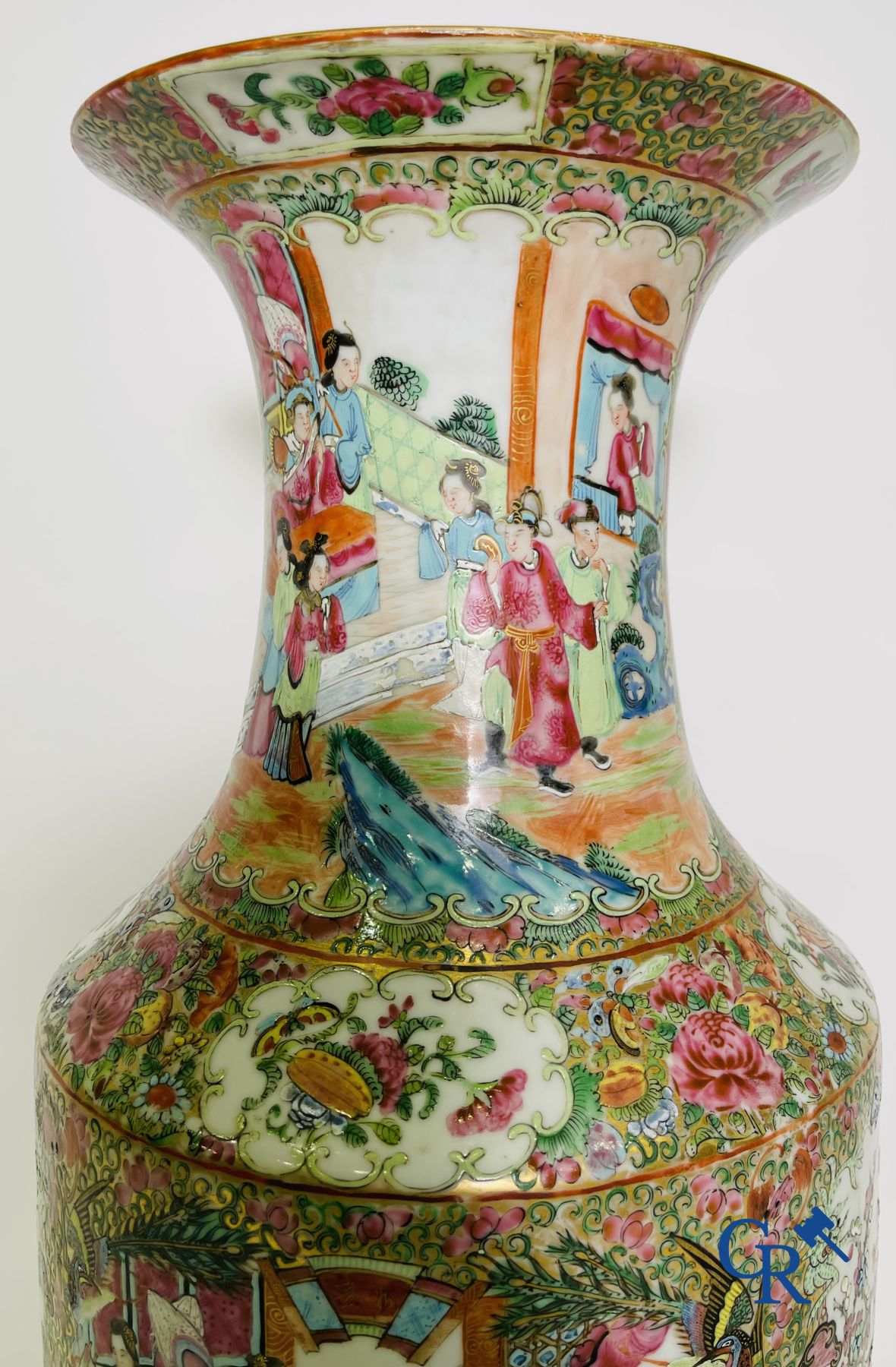 Porcelaine chinoise: Un vase chinois canton famille rose.