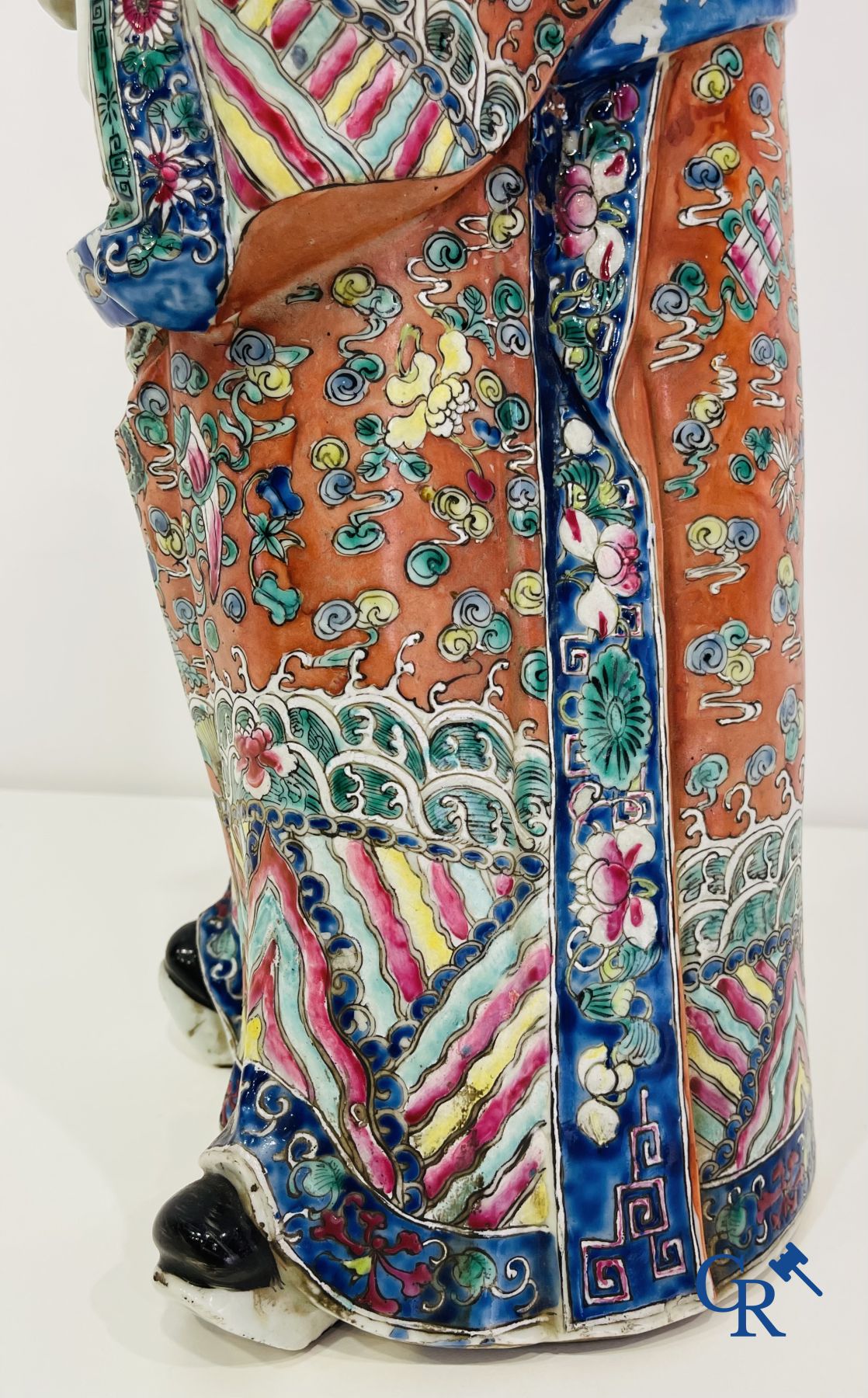 Art Asiatique: Un grand sage chinois en porcelaine. Marquée.