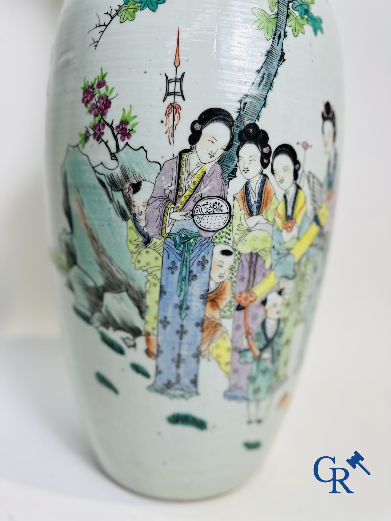 Porcelaine Chinoise: Vase Chinois à double décor de personnages et d'antiquités.
