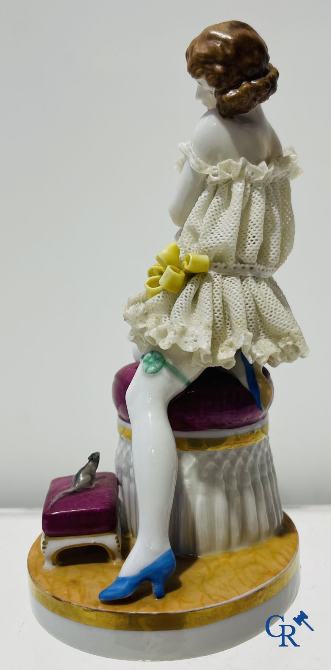 Porcelaine: Dans le gout de Volkstedt Rudolstadt. 2 figurines en porcelaine en dentelle, "lace porcelain".