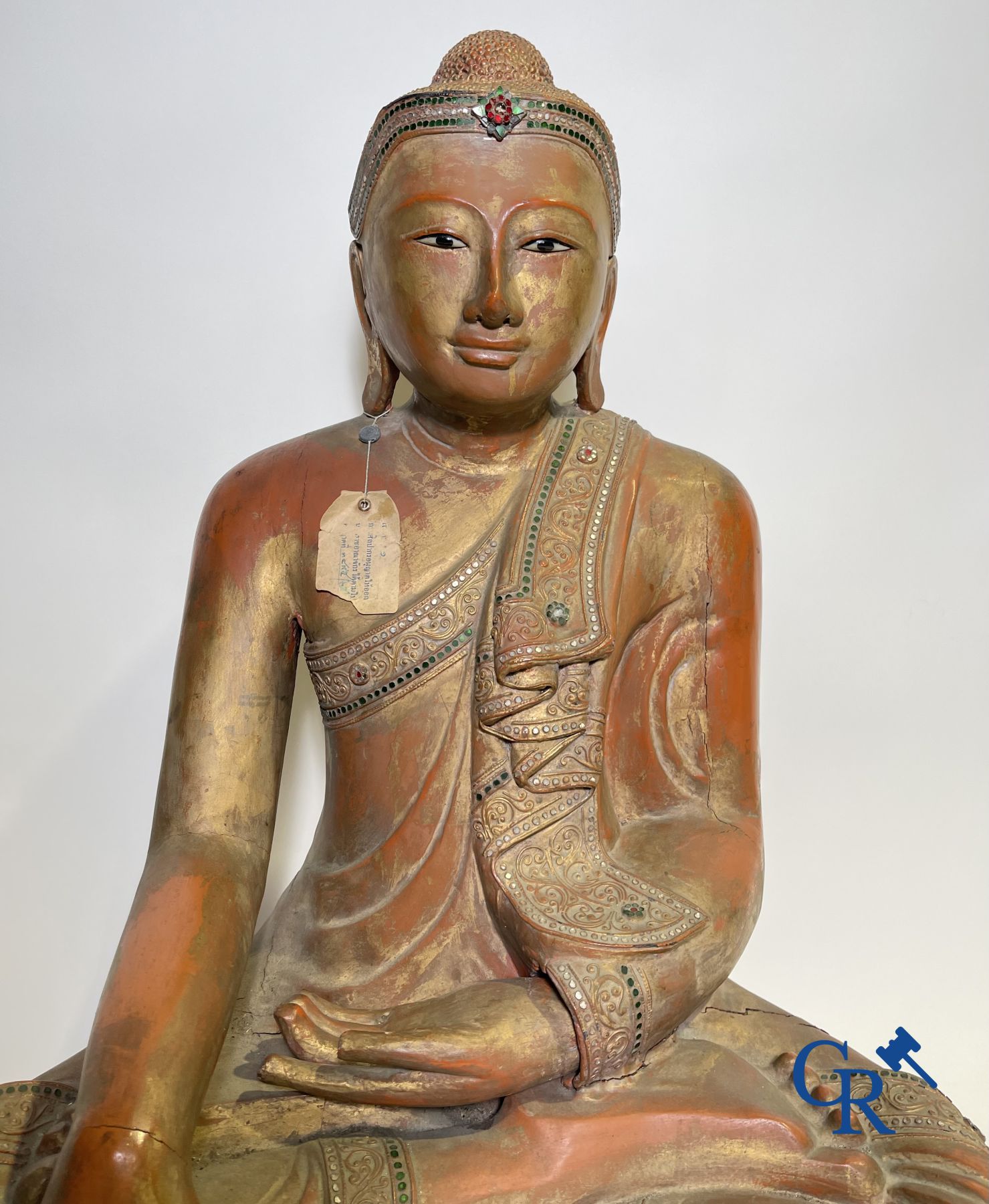 Imposante Bouddha en bois laqué. Birmanie, 19ème siècle.