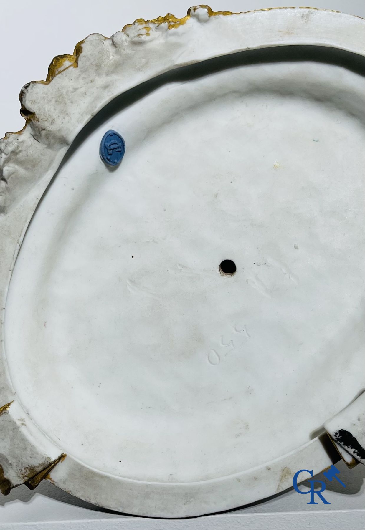 Porcelaine: Grande paire de statues en biscuit multicolores décorées et dorées en reliëf figurant "Le Jour et La Nuit".