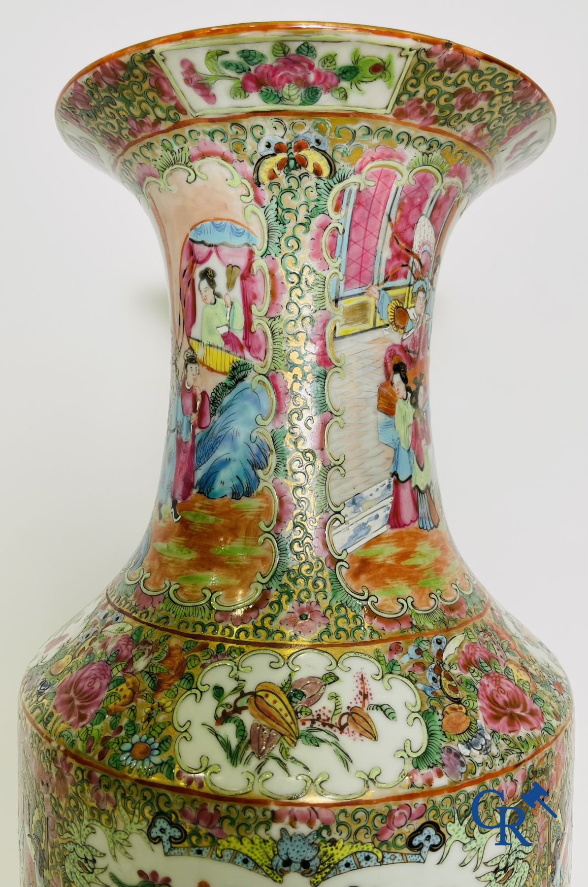 Porcelaine chinoise: Un vase chinois canton famille rose.