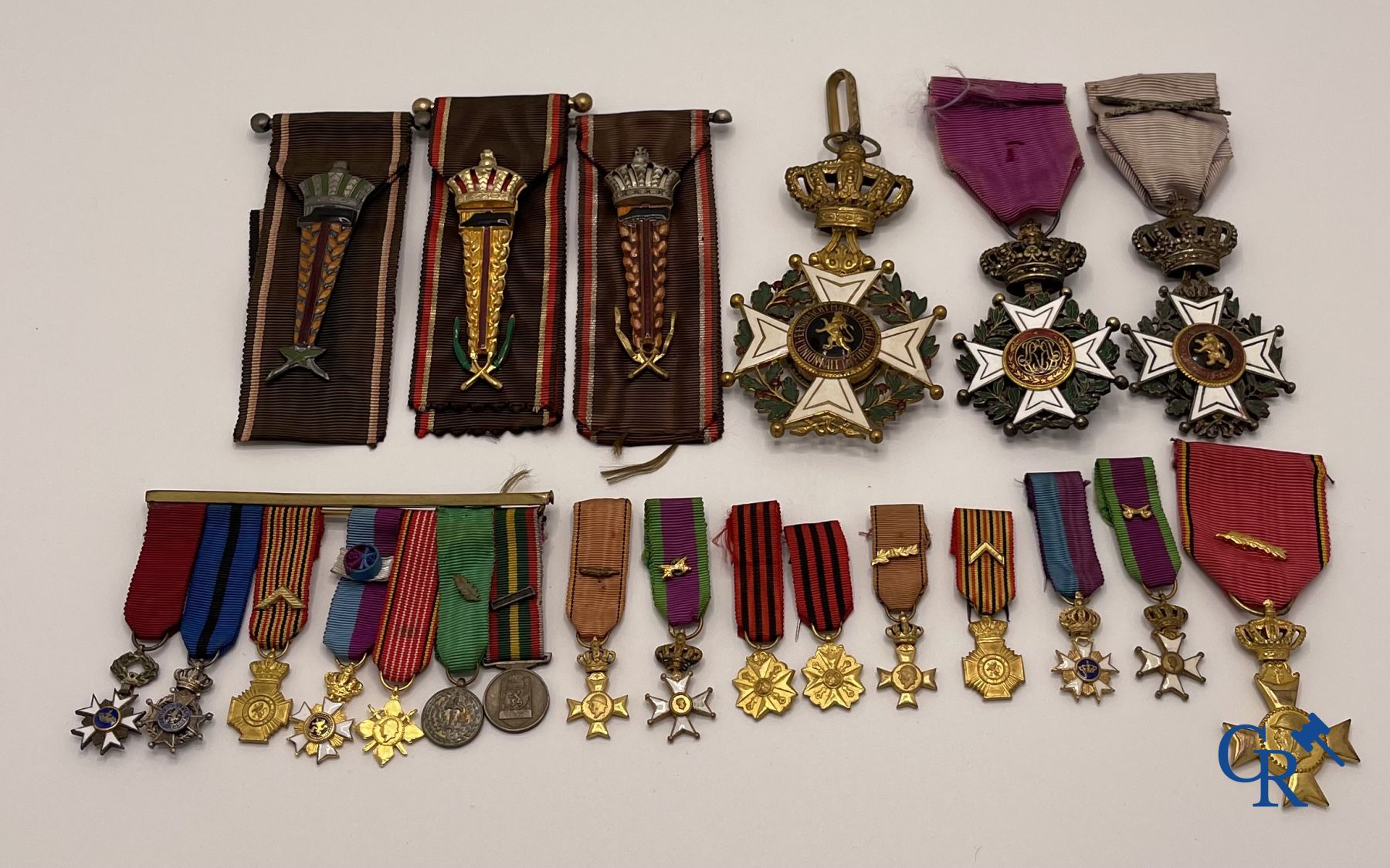 Medals / Decorations: Beautiful lot various honor badges/decorations and miniature decorations.