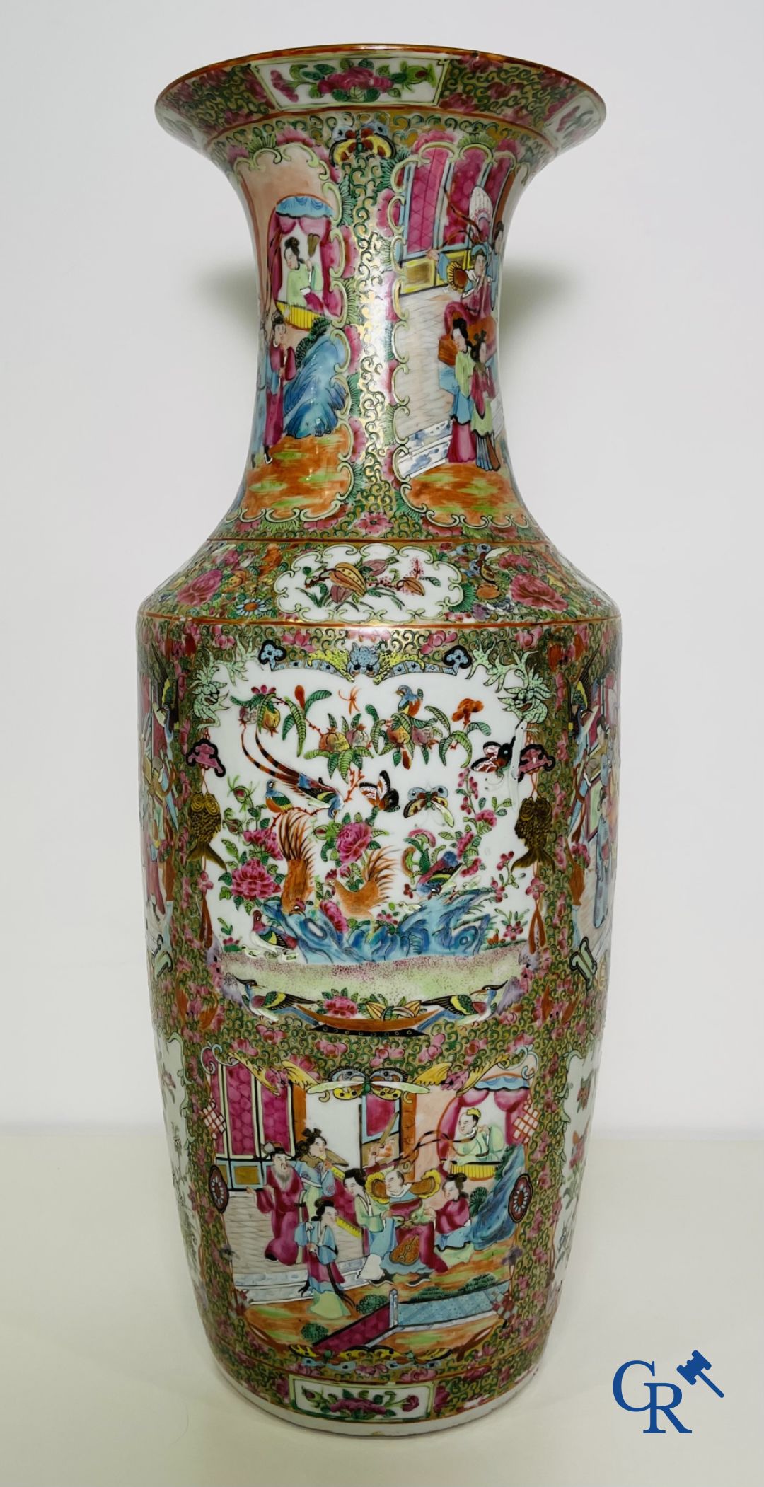 Porcelaine chinoise: Un vase chinois canton famille rose.