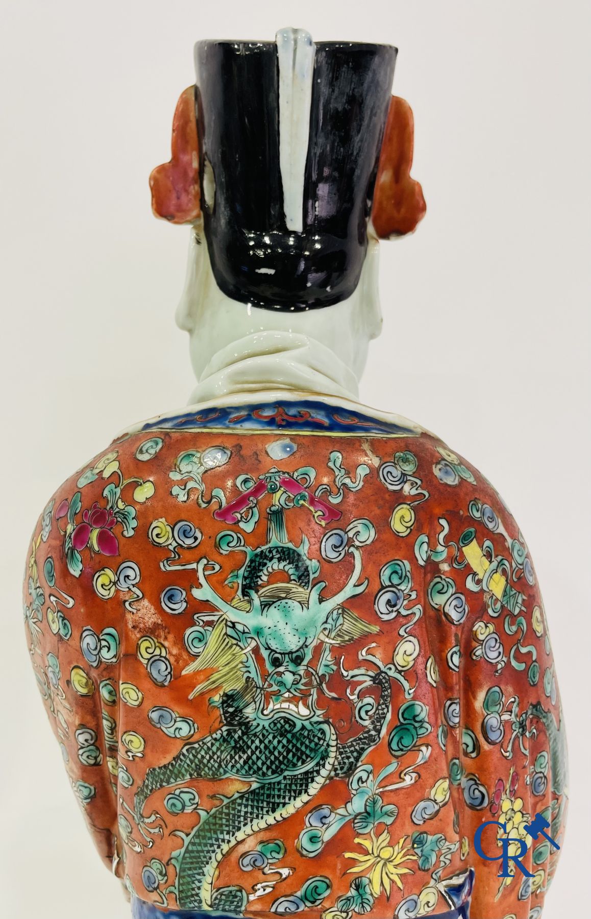 Art Asiatique: Un grand sage chinois en porcelaine. Marquée.