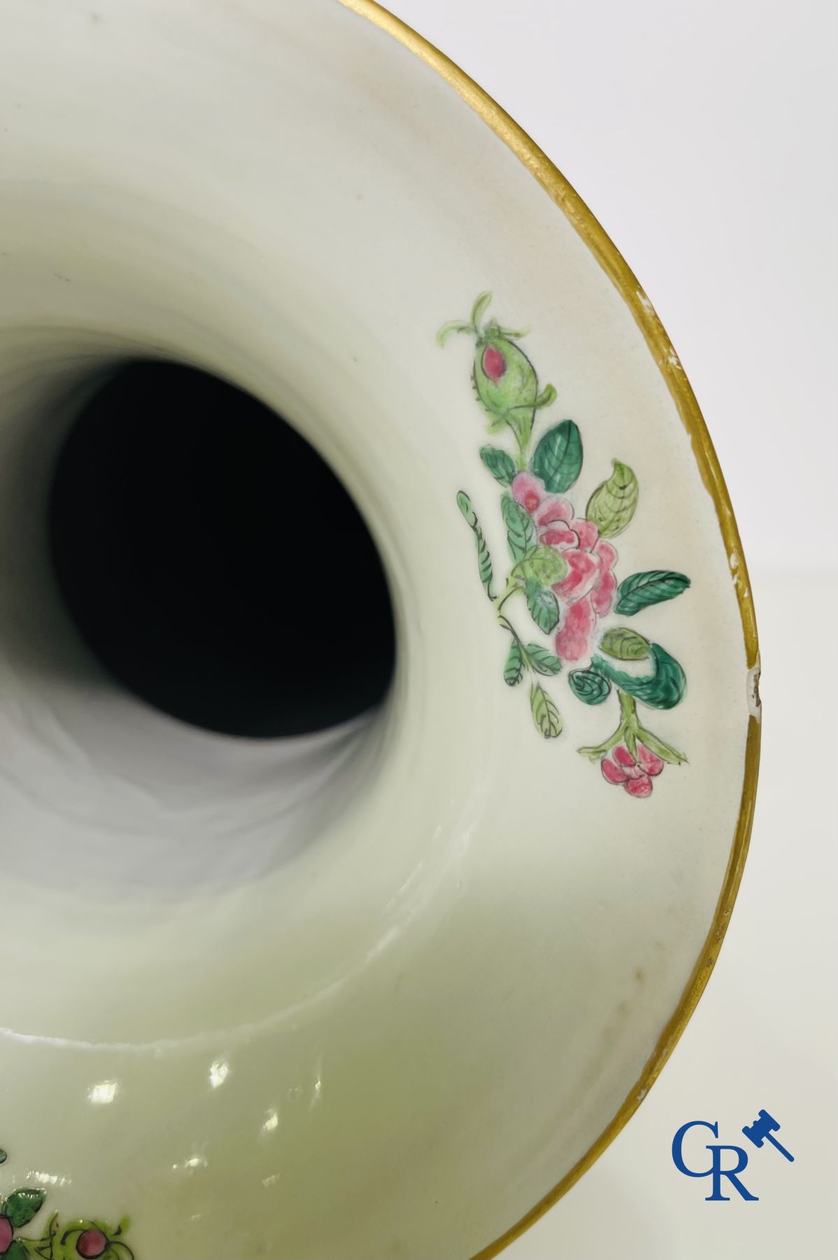 Porcelaine chinoise: Un vase chinois canton famille rose.