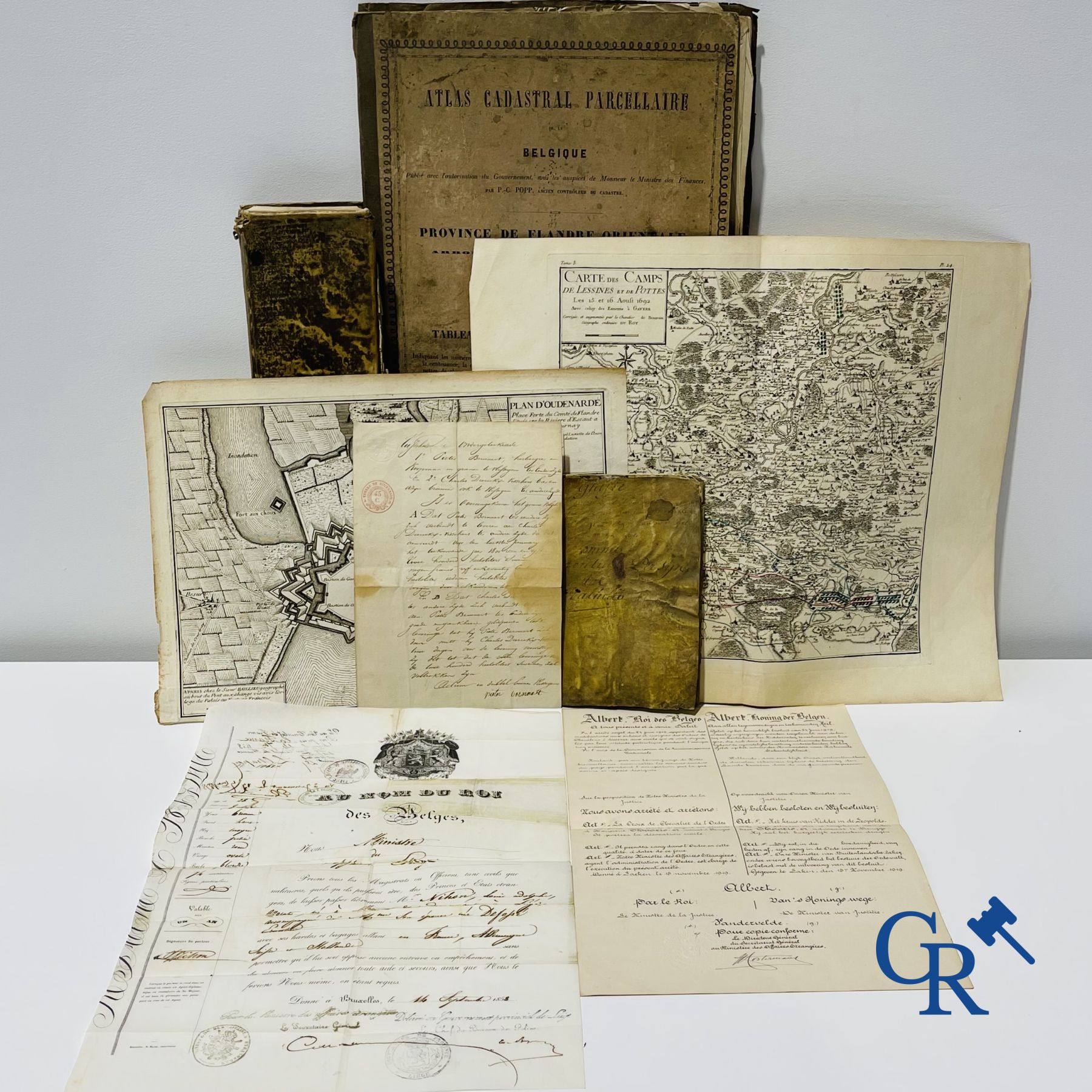 Documents anciens : Un intéressant lot avec divers documents, gravures, cartes, etc. XVIIIe-XIXe siècle.