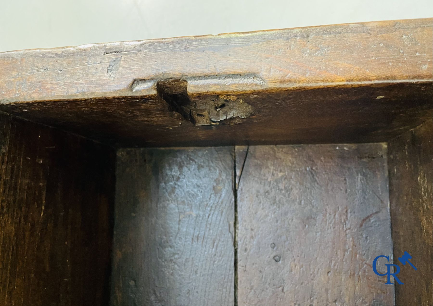 Mobilier : Table en noyer sculpté du XVIIe siècle avec 3 tiroirs.