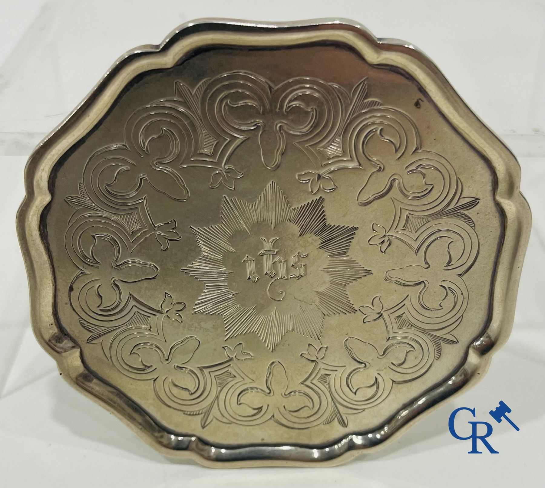 A lot of 9 pieces of various religious objects in silver. 18th-19th century