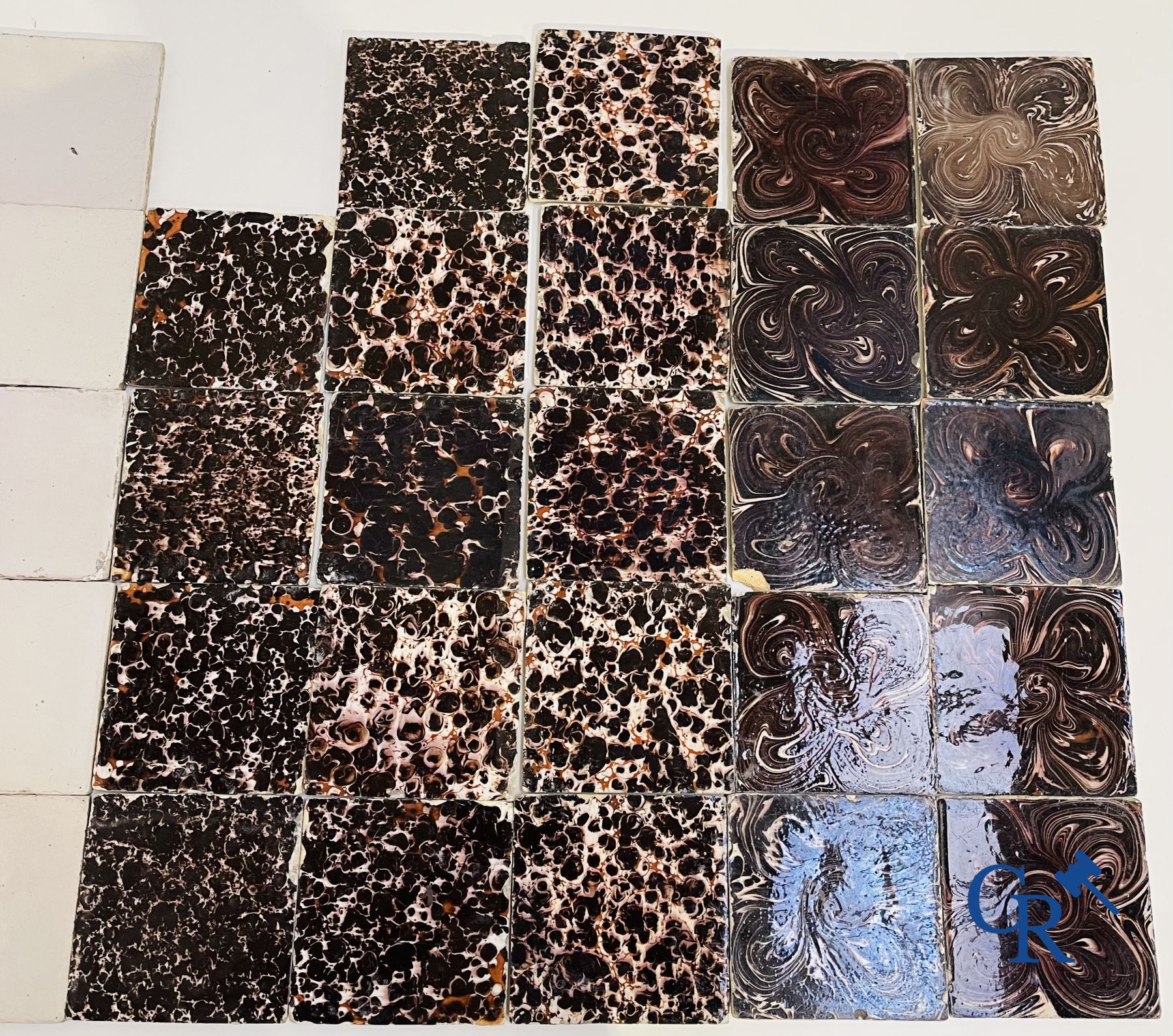 Une grande collection de divers carreaux de Delft. XVIIe-XVIIIe siècle.