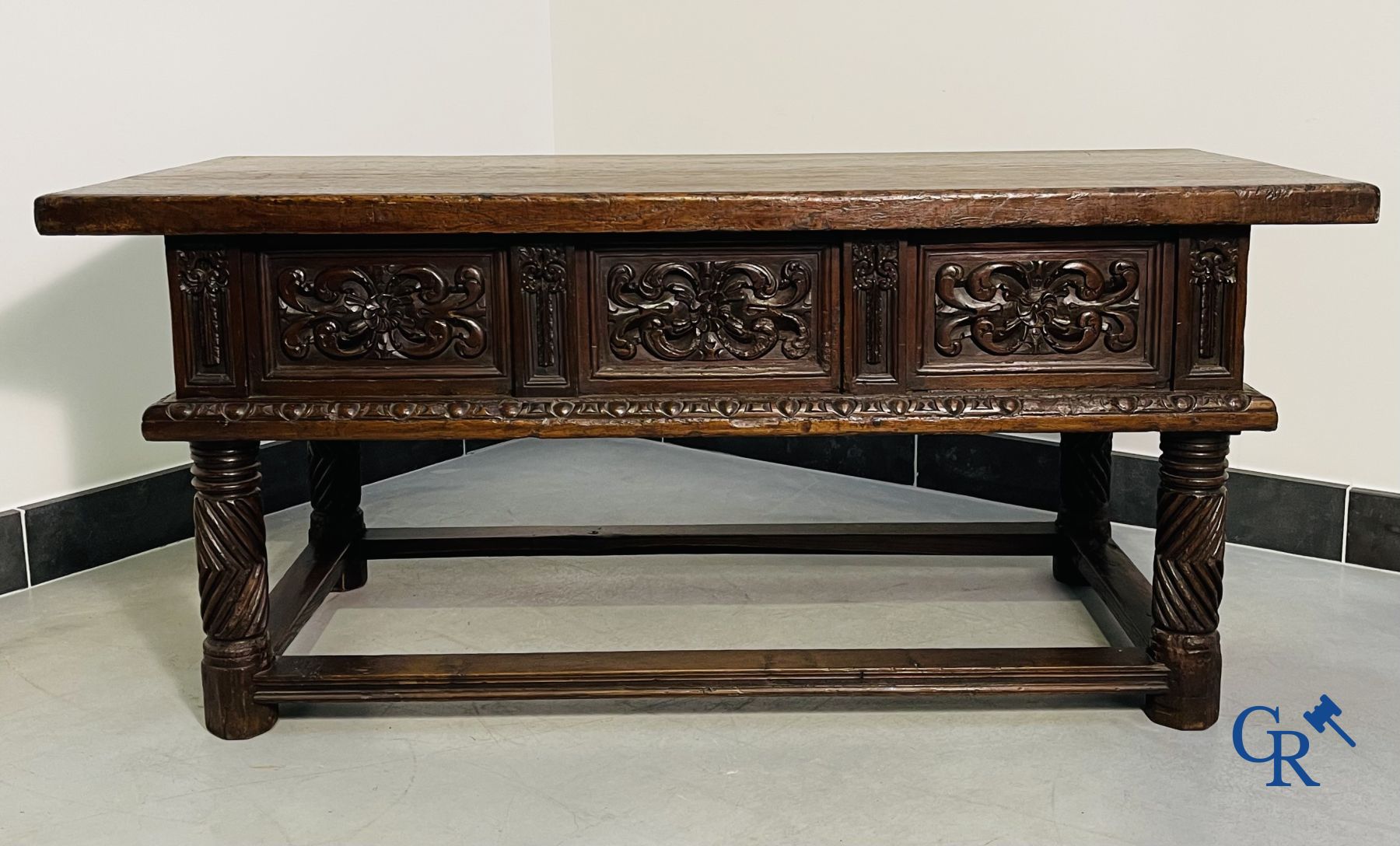 Mobilier : Table en noyer sculpté du XVIIe siècle avec 3 tiroirs.