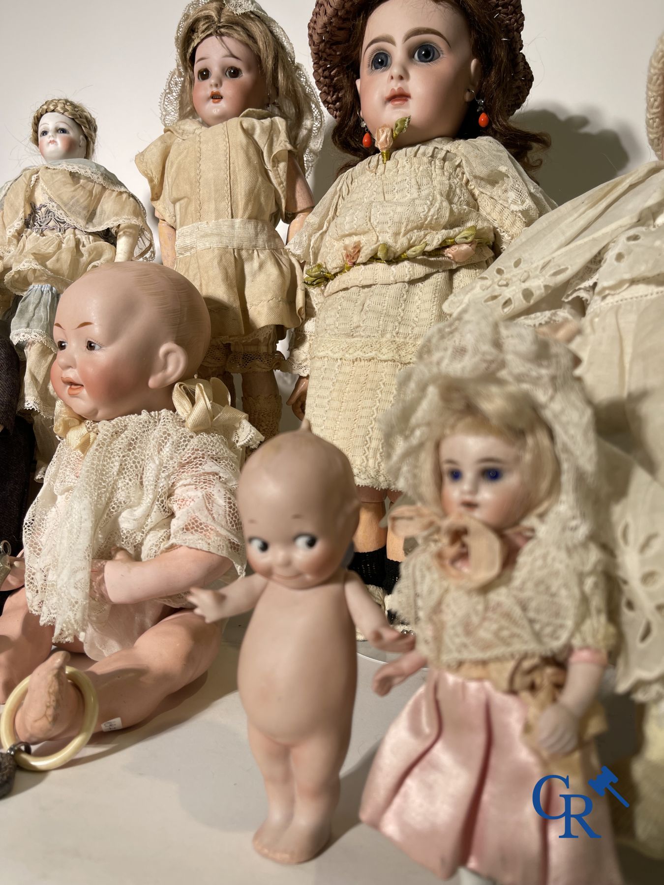 Jouets: poupées anciennes: Belle ensemble de poupées, tête porcelaine et objets de vitrine en argent.