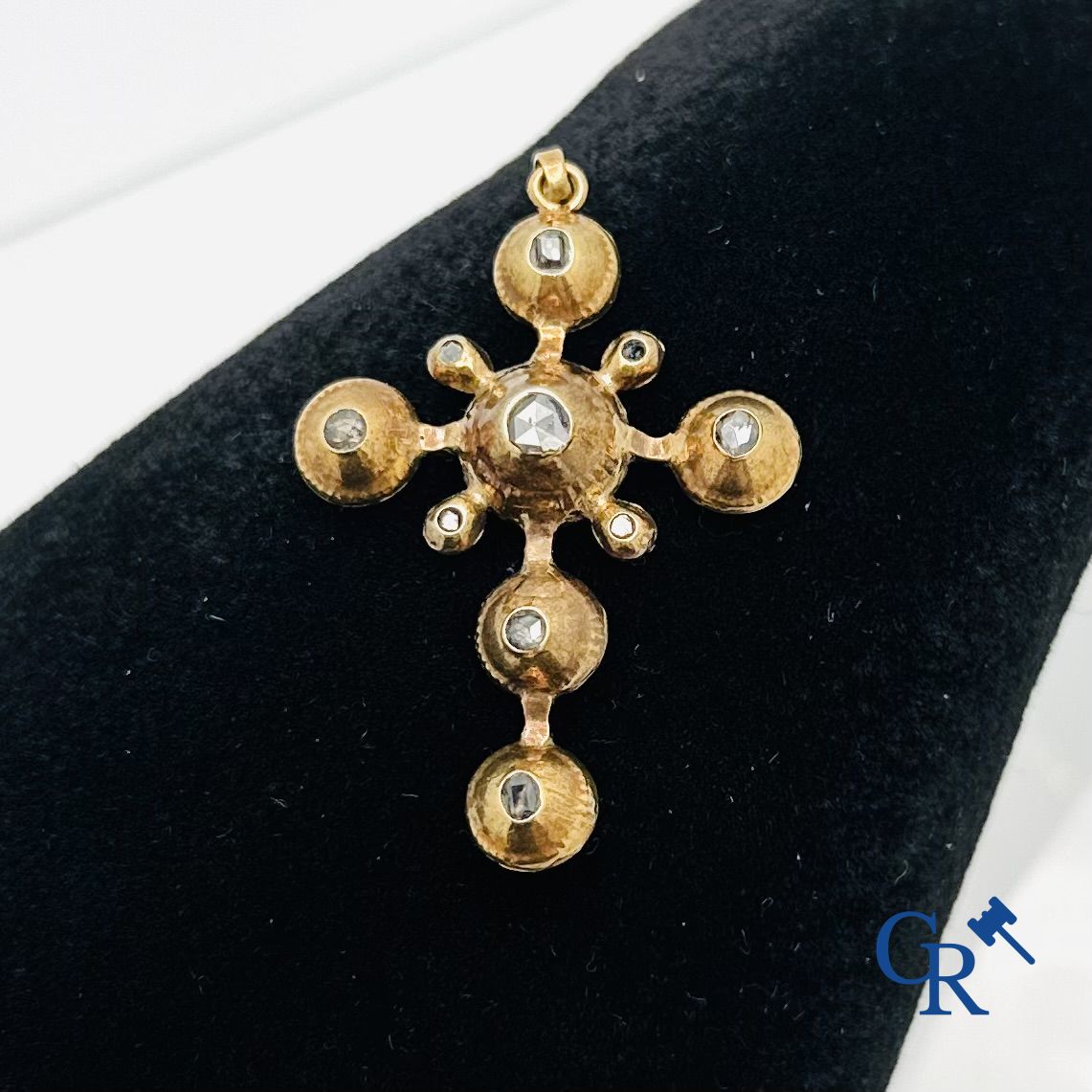 Jewellery: Flemish cross in gold 18K set with diamonds.