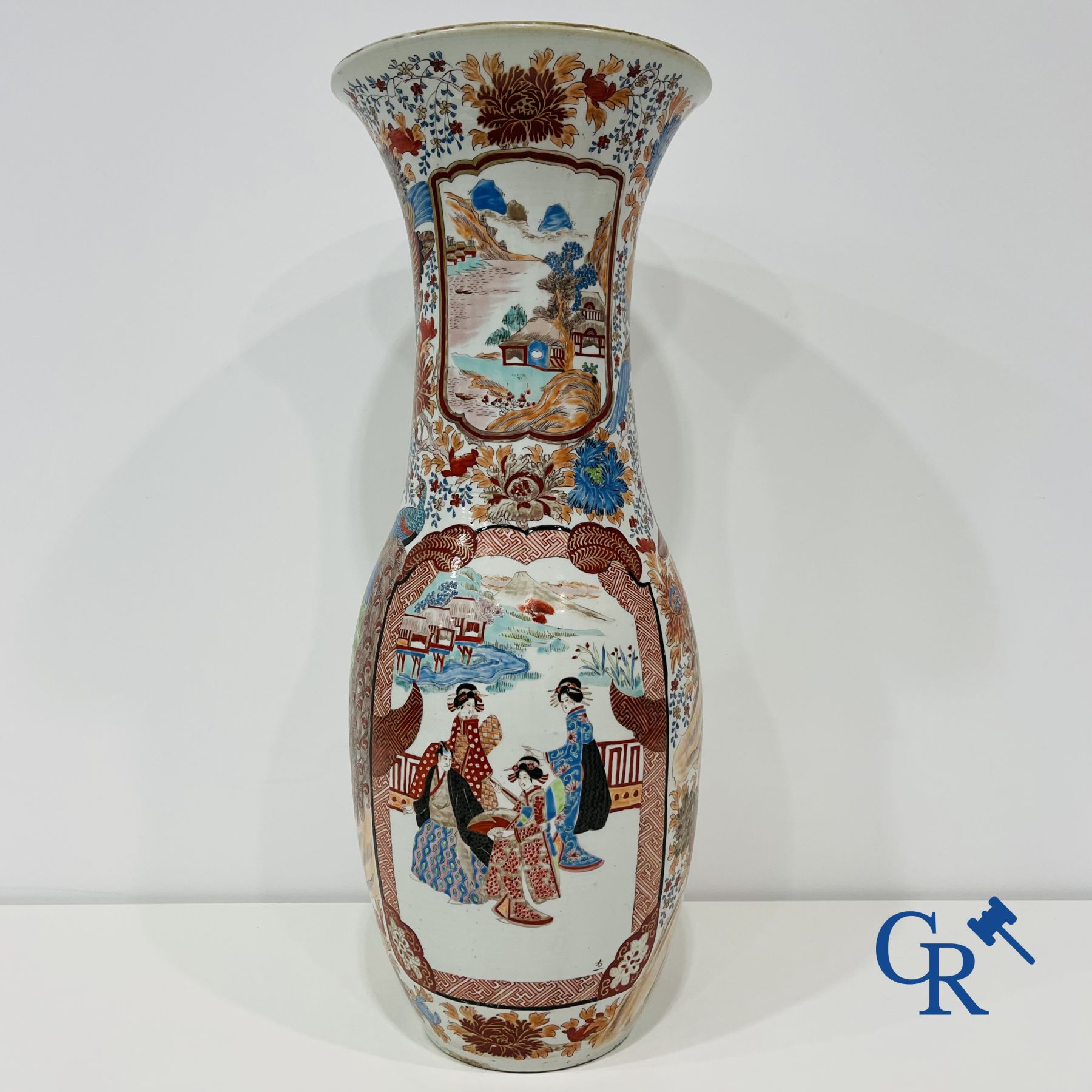 Art Asiatique: Un grand vase en porcelaine japonaise.