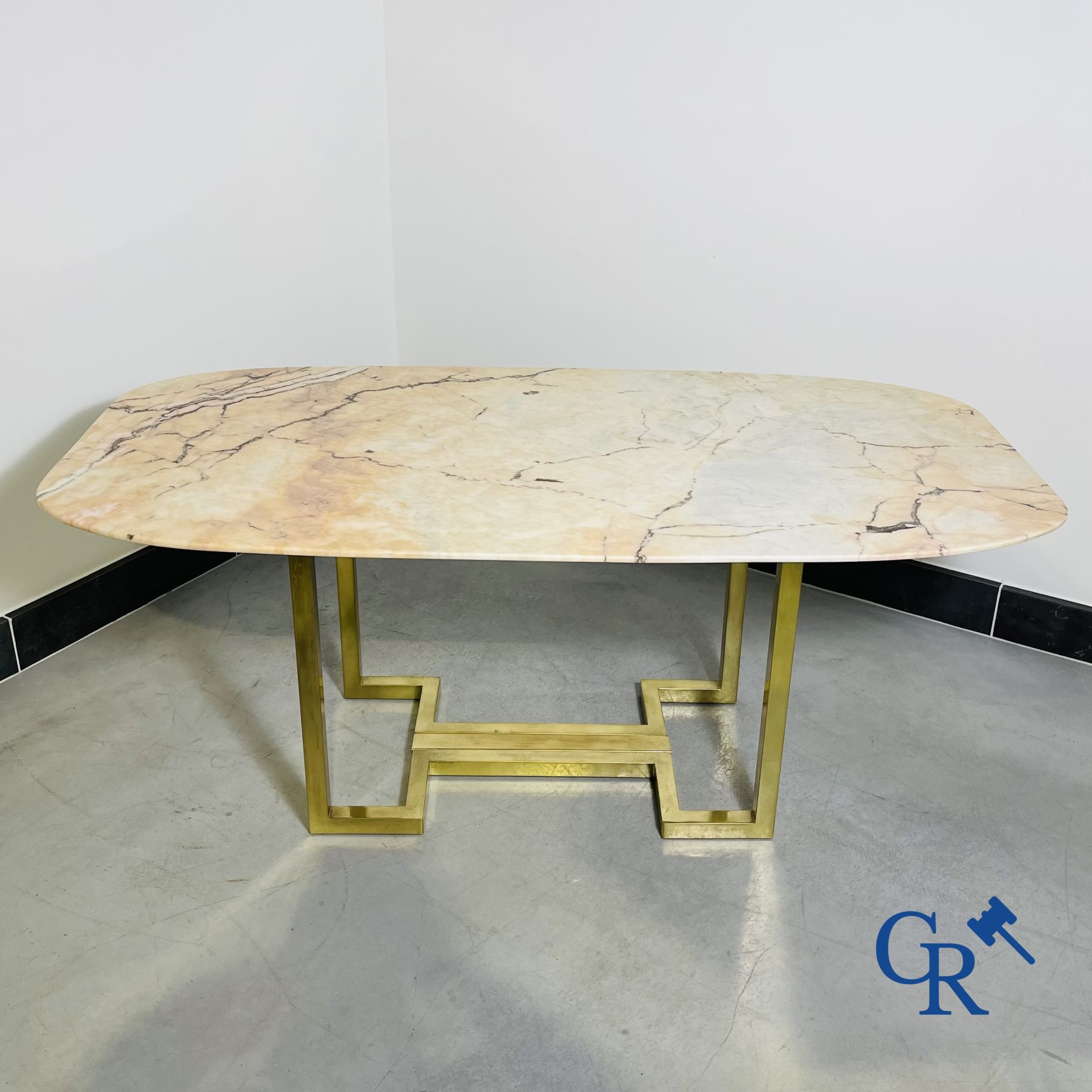 Belgo Chrome : Belle grande table avec un plateau en marbre. Période 1980.