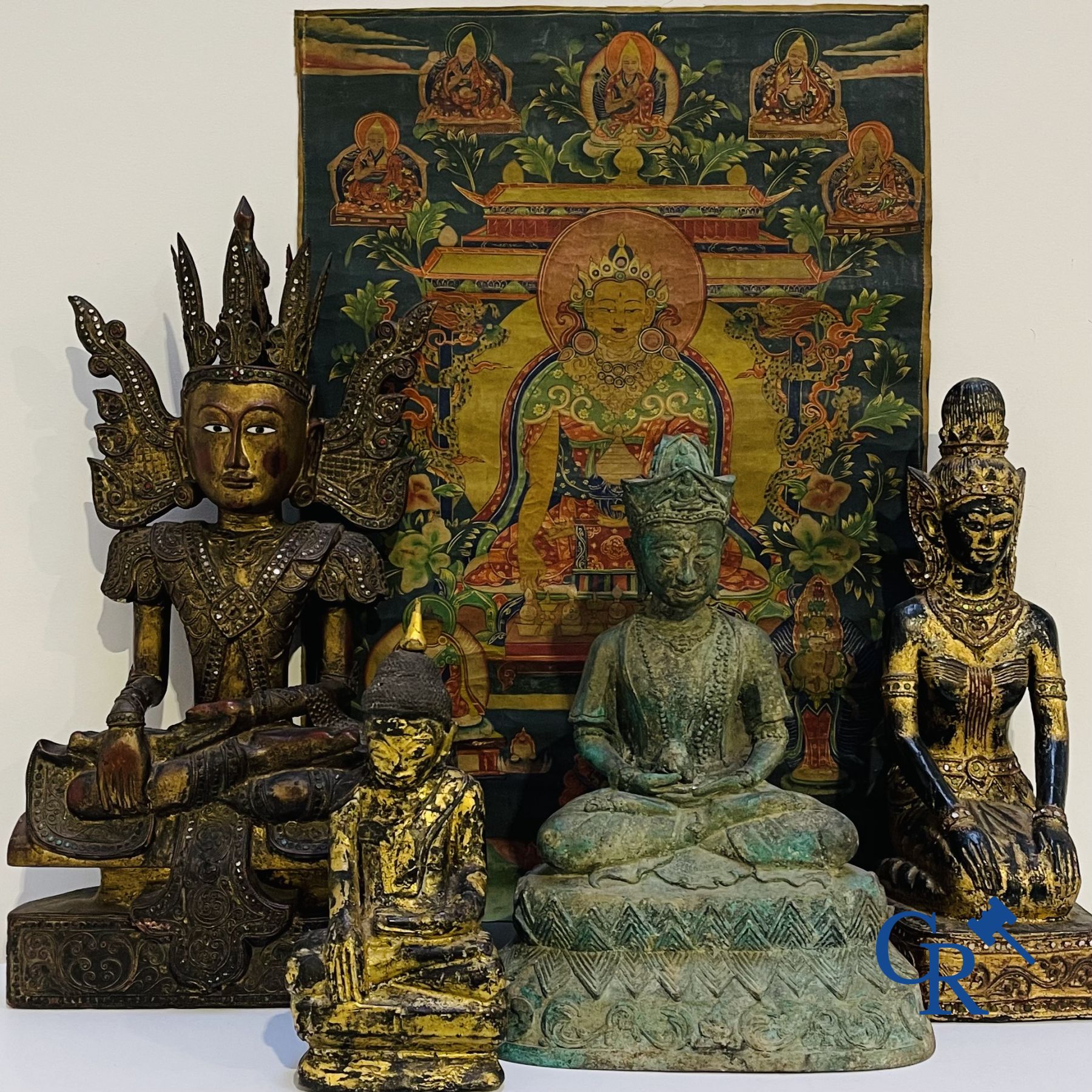 Art Asiatique: un lot composé de 4 statues et un thangka.