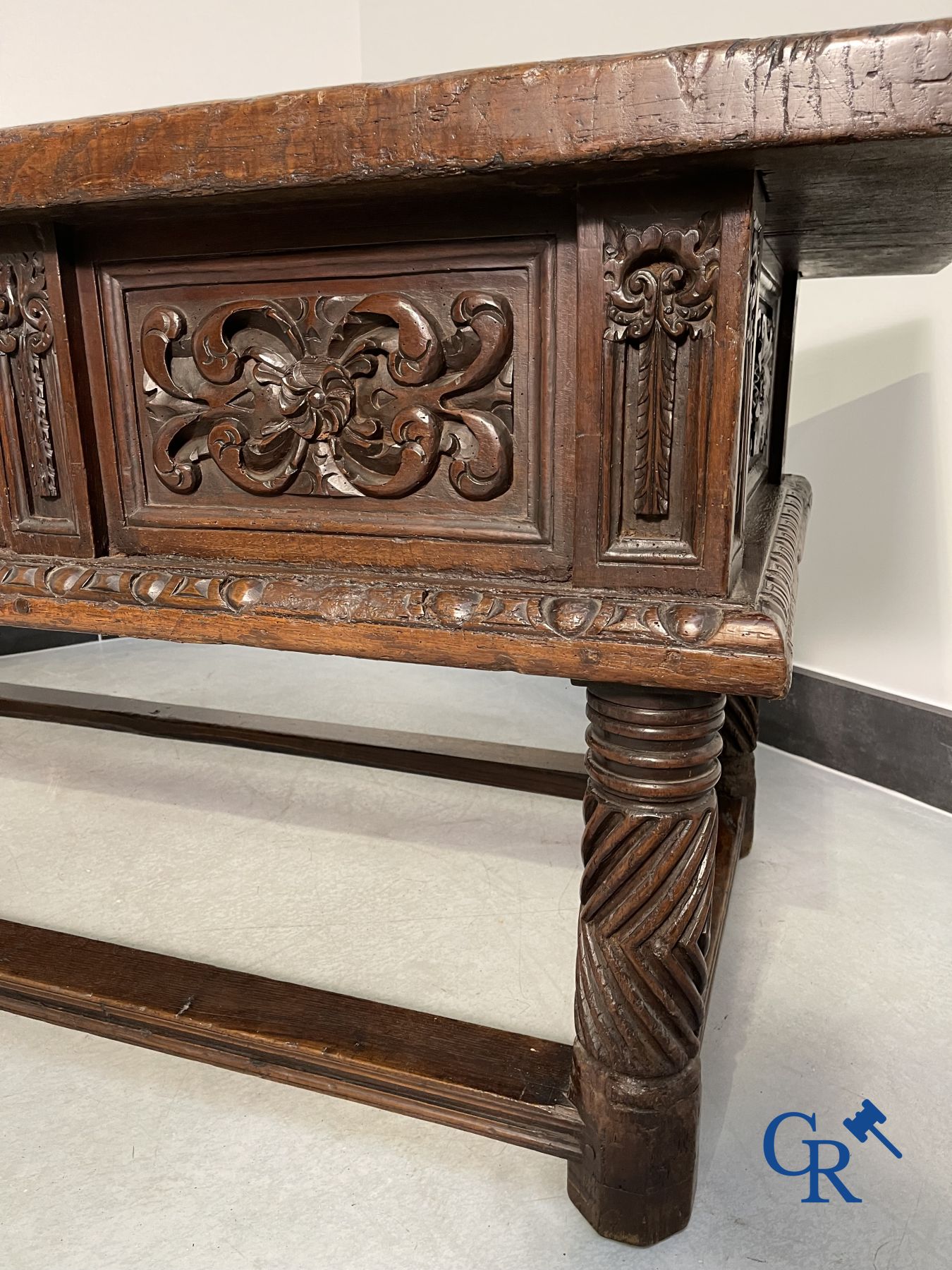 Mobilier : Table en noyer sculpté du XVIIe siècle avec 3 tiroirs.