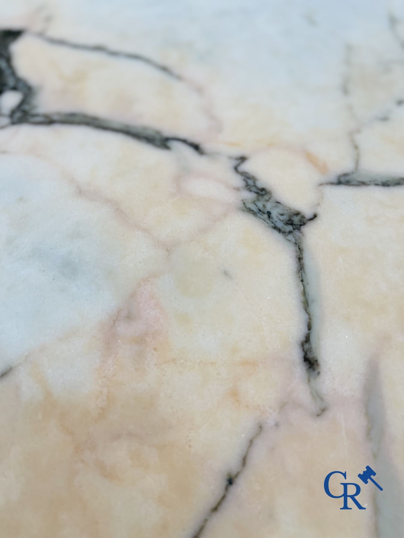 Belgo Chrome : Belle grande table avec un plateau en marbre. Période 1980.