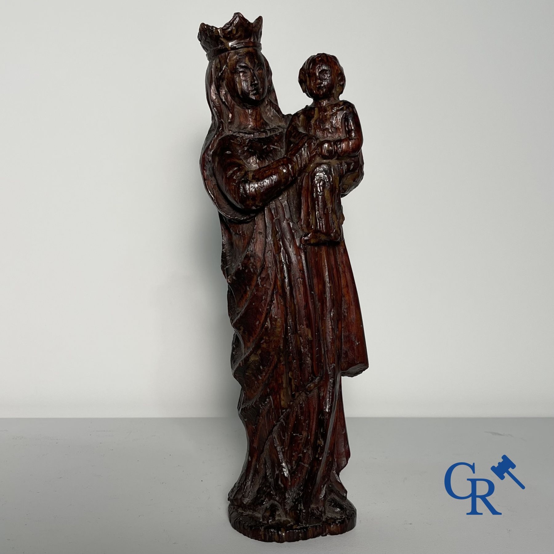 Vierge à l'enfant en bois sculpté.