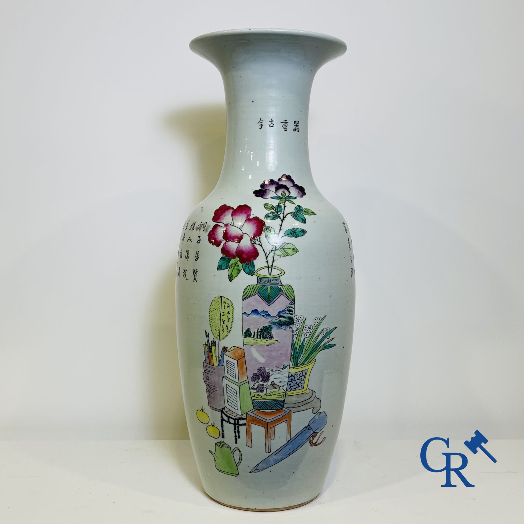 Porcelaine Chinoise: Vase Chinois à double décor de personnages et d'antiquités.