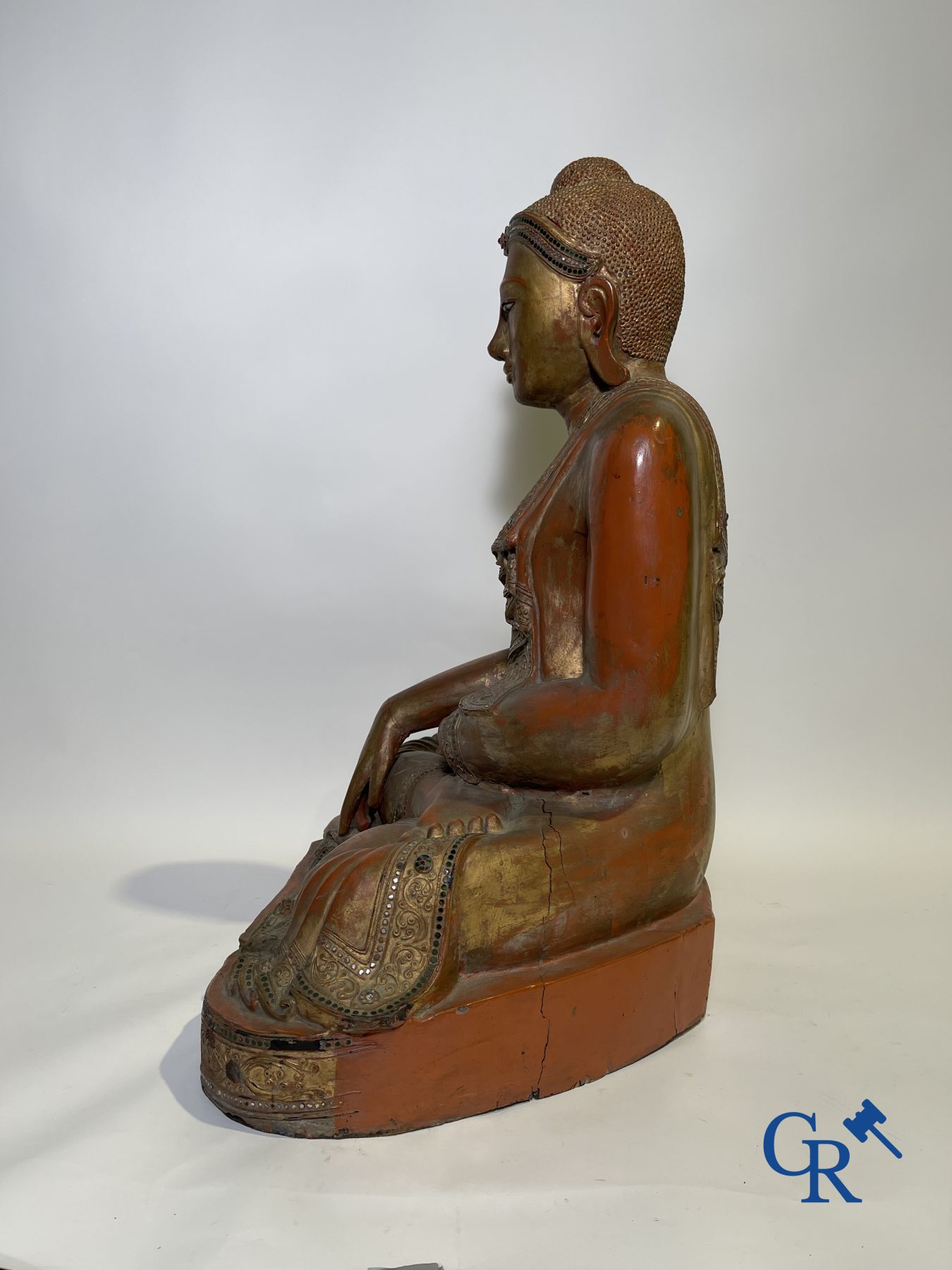 Imposante Bouddha en bois laqué. Birmanie, 19ème siècle.