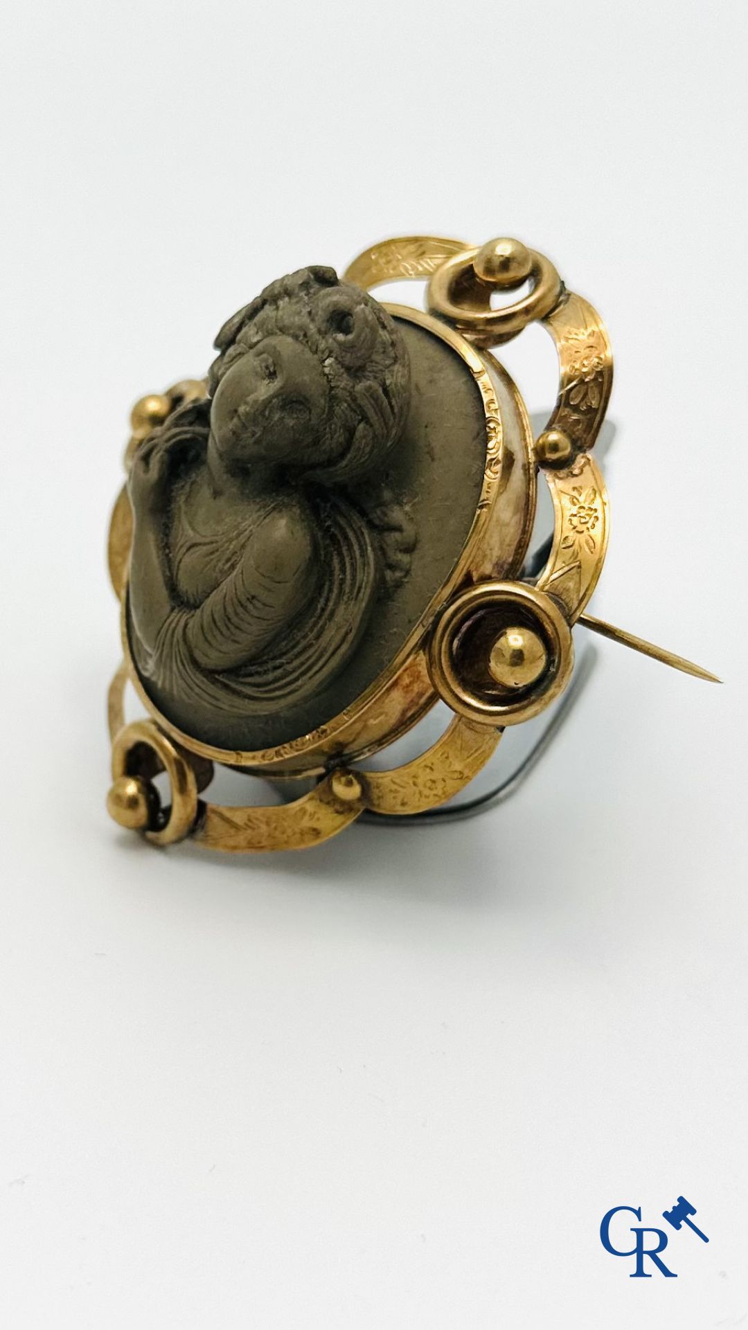 Bijoux: Grande broche en or jaune 18K (750°/00), décor d'une déesse .