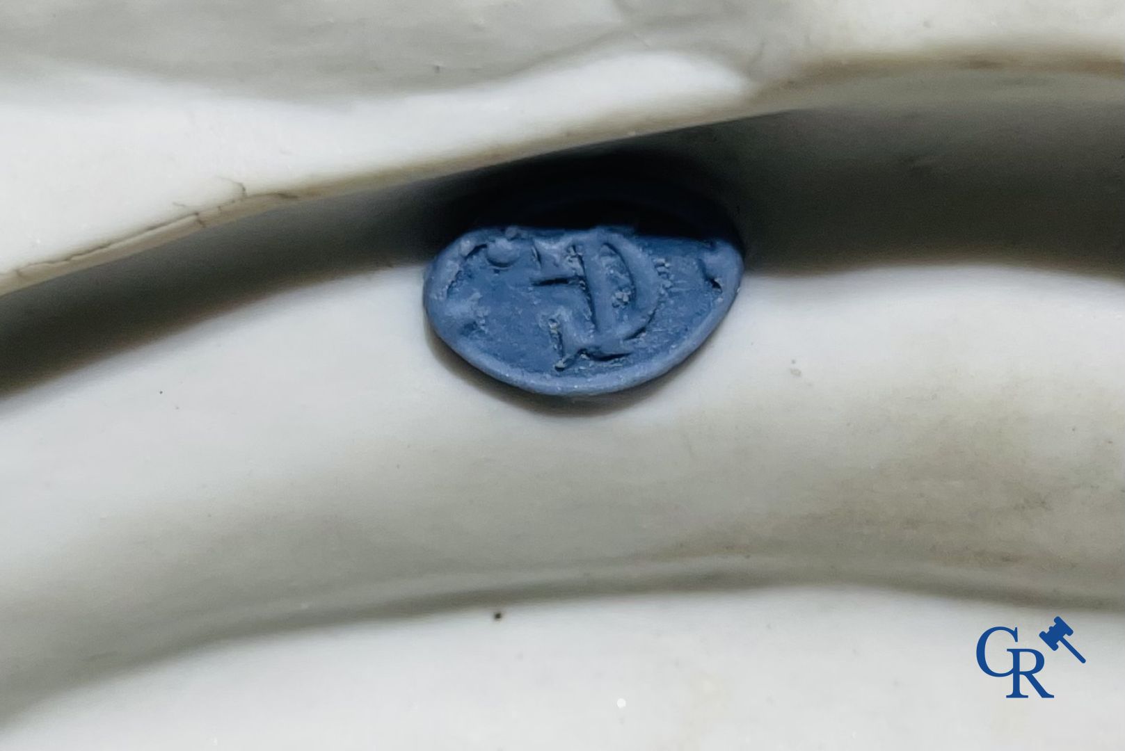 Porcelaine: Grande paire de statues en biscuit multicolores décorées et dorées en reliëf figurant "Le Jour et La Nuit".