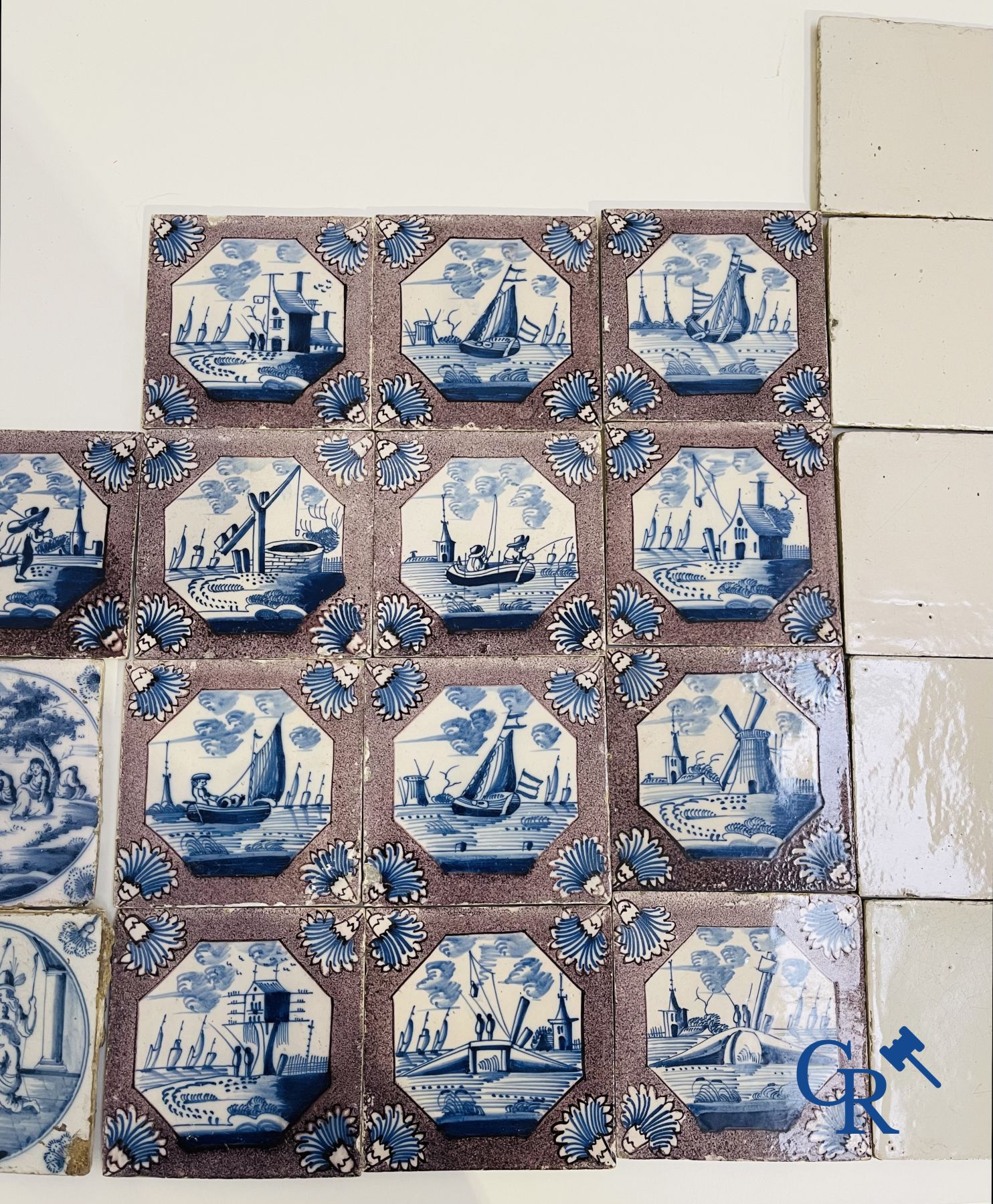 Une grande collection de divers carreaux de Delft. XVIIe-XVIIIe siècle.