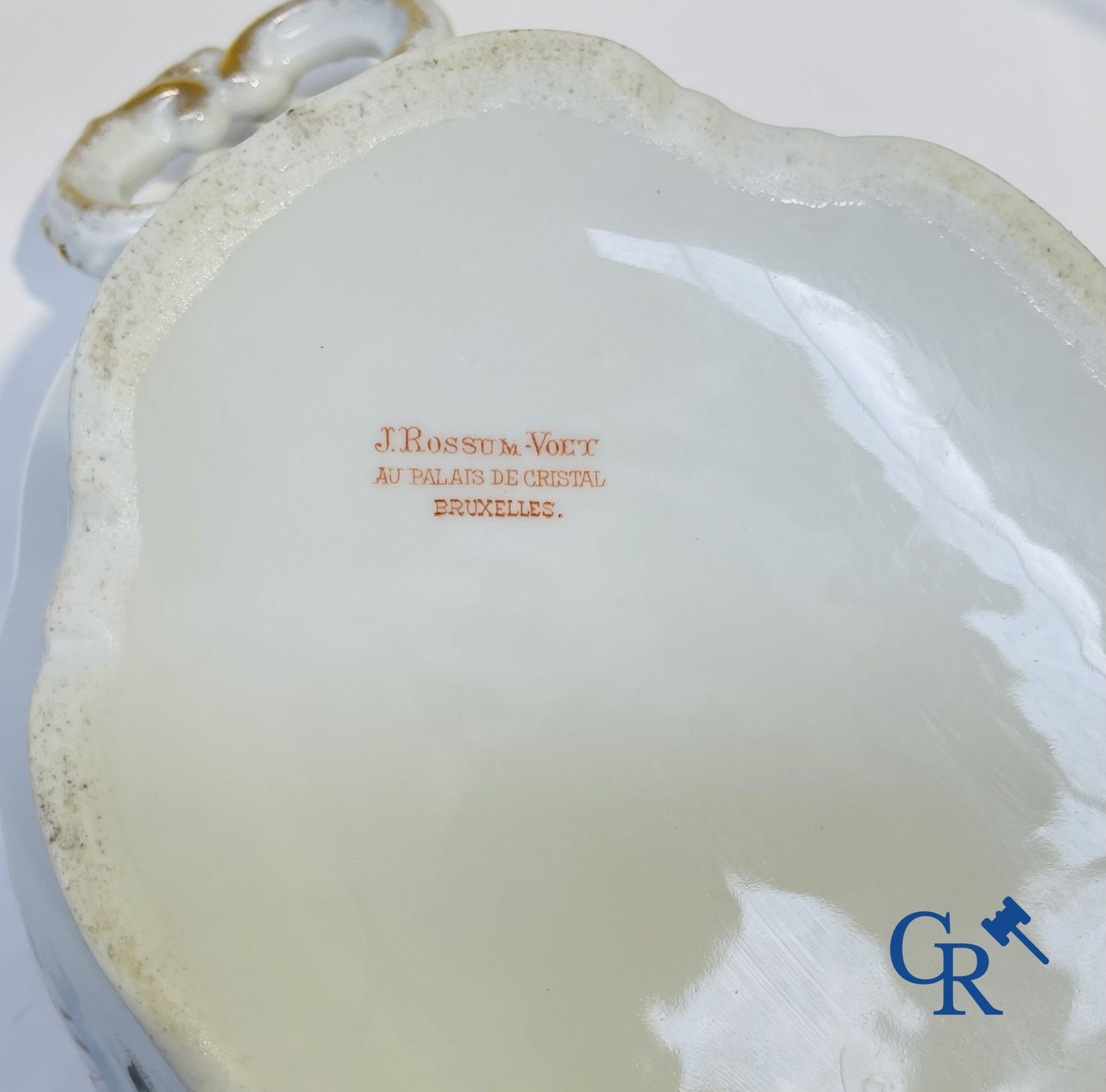 Extraordinaire service de table en porcelaine de Bruxelles à décor de poissons d'eau douce.