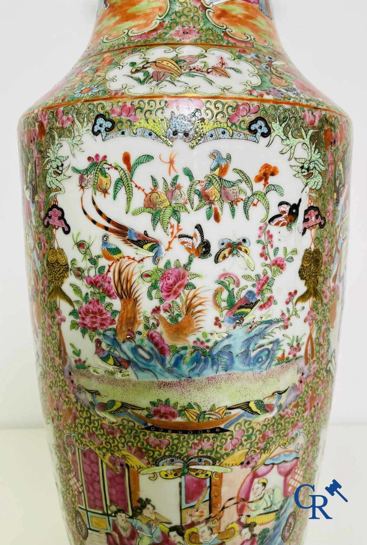 Porcelaine chinoise: Un vase chinois canton famille rose.