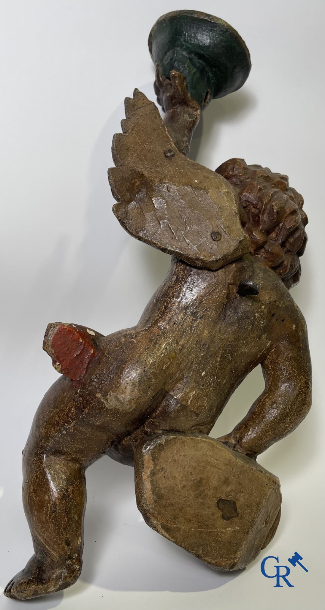 Sculptures en bois : Une paire d'anges en bois sculpté et polychrome du XVIIIe siècle.